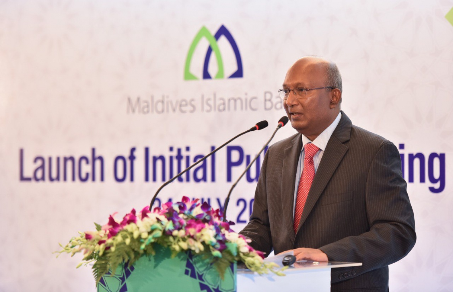 އިސްލާމިކް ބޭންކްގެ މެނޭޖިން ޑިރެކްޓަރު އަބުލް އހްތިޝާމް އަބްދުލް މުހައިމިން ވާހަކަދައްކަވަނީ. އެކުންފުނިން ވަނީ އައިޕީއޯ ލޯންޗުކޮށްފައި--ފޮޓޯ:ހުސައިން ވަހީދު/މިހާރު