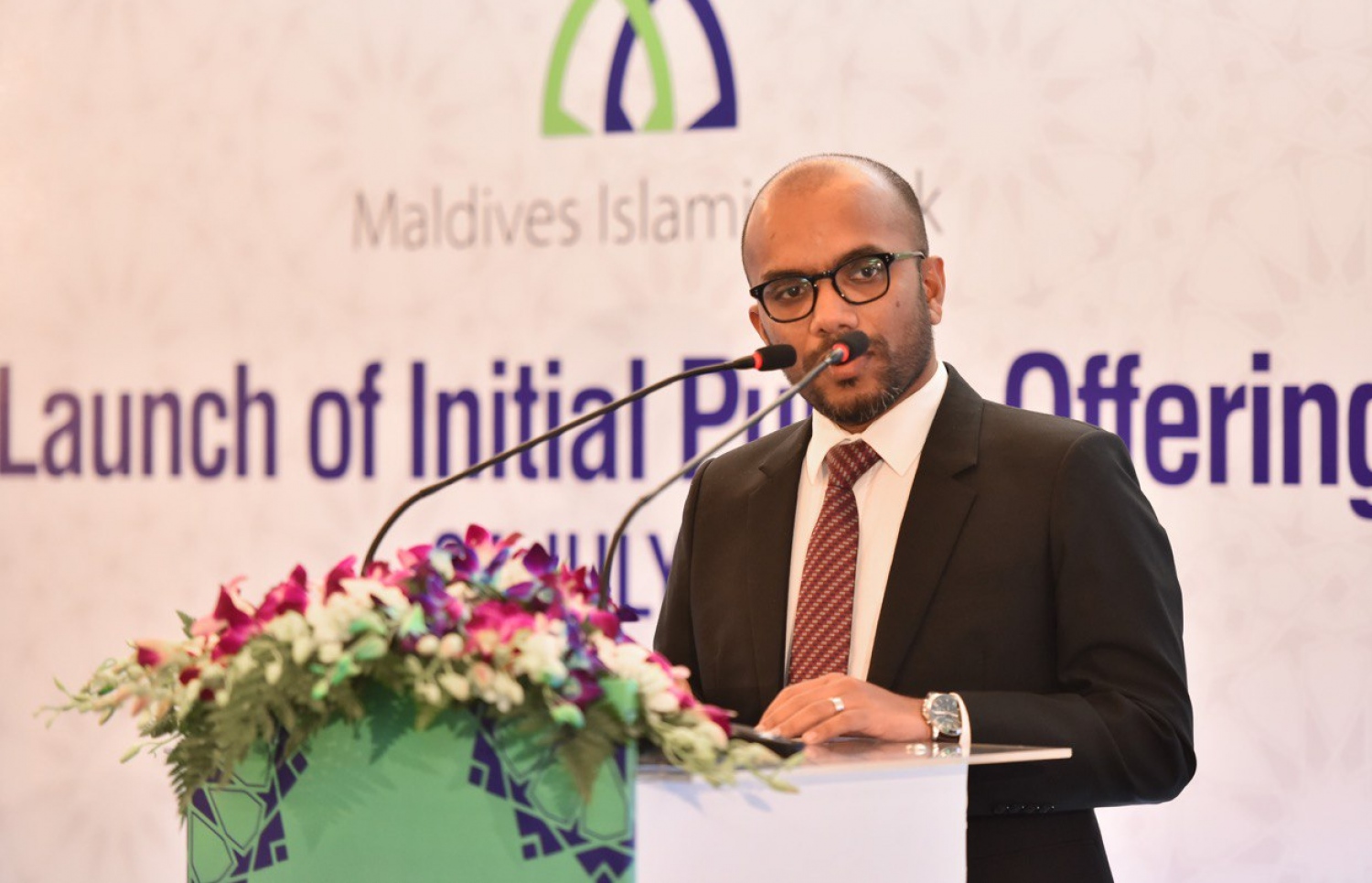 މާލެ: ޖުލައި 24، 2019: އެމްއައިބީ ޕަބްލިކް ކުންފުންޏަކަށް ބަދަލުކޮށް ސްޓޮކް އެކްސްޗޭންޖުގައި ރަޖިސްޓްރީ ކުރުމަށްފަހު އާންމުންނަށް ވިއްކުމަށް ހުށަހަޅާފައިވަނީ 244 މިލިއަން ރުފިޔާގެ ހިއްސާ ވިއްކުން އިފުތިތާހު ކުރުމަށް ހޮޓެލް ޖެންގައި ބޭއްވި ހަފުލާގައި ފިނޭންސް މިނިސްޓަރު އަމީރު ވާހަކަ ދައްކަވަނީ.-- ފޮޓޯ: ހުސެން ވަހީދު /މިހާރު