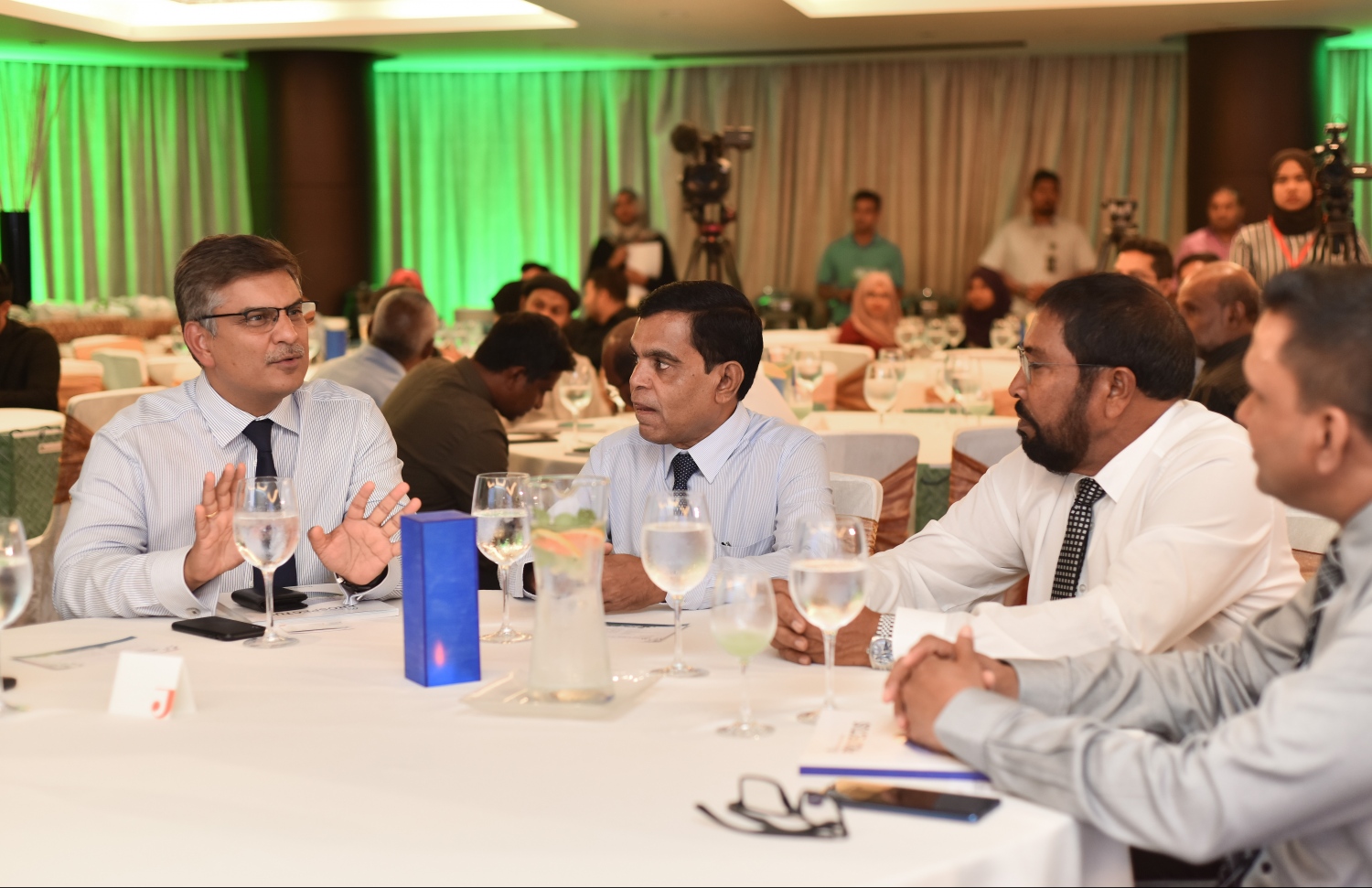 މާލެ: ޖުލައި 24، 2019: އެމްއައިބީ ޕަބްލިކް ކުންފުންޏަކަށް ބަދަލުކޮށް ސްޓޮކް އެކްސްޗޭންޖުގައި ރަޖިސްޓްރީ ކުރުމަށްފަހު އާންމުންނަށް ވިއްކުމަށް ހުށަހަޅާފައިވަނީ 244 މިލިއަން ރުފިޔާގެ ހިއްސާ ވިއްކުން އިފުތިތާހު ކުރުމަށް ހޮޓެލް ޖެންގައި ބޭއްވި ހަފުލާގެ ތެރެއިން.-- ފޮޓޯ: ހުސެން ވަހީދު /މިހާރު