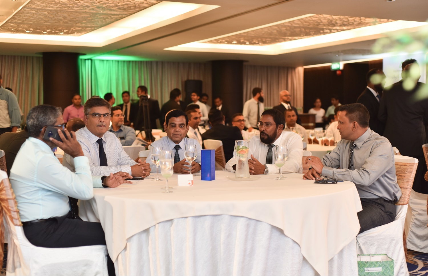 މާލެ: ޖުލައި 24، 2019: އެމްއައިބީ ޕަބްލިކް ކުންފުންޏަކަށް ބަދަލުކޮށް ސްޓޮކް އެކްސްޗޭންޖުގައި ރަޖިސްޓްރީ ކުރުމަށްފަހު އާންމުންނަށް ވިއްކުމަށް ހުށަހަޅާފައިވަނީ 244 މިލިއަން ރުފިޔާގެ ހިއްސާ ވިއްކުން އިފުތިތާހު ކުރުމަށް ހޮޓެލް ޖެންގައި ބޭއްވި ހަފުލާގެ ތެރެއިން.-- ފޮޓޯ: ހުސެން ވަހީދު /މިހާރު