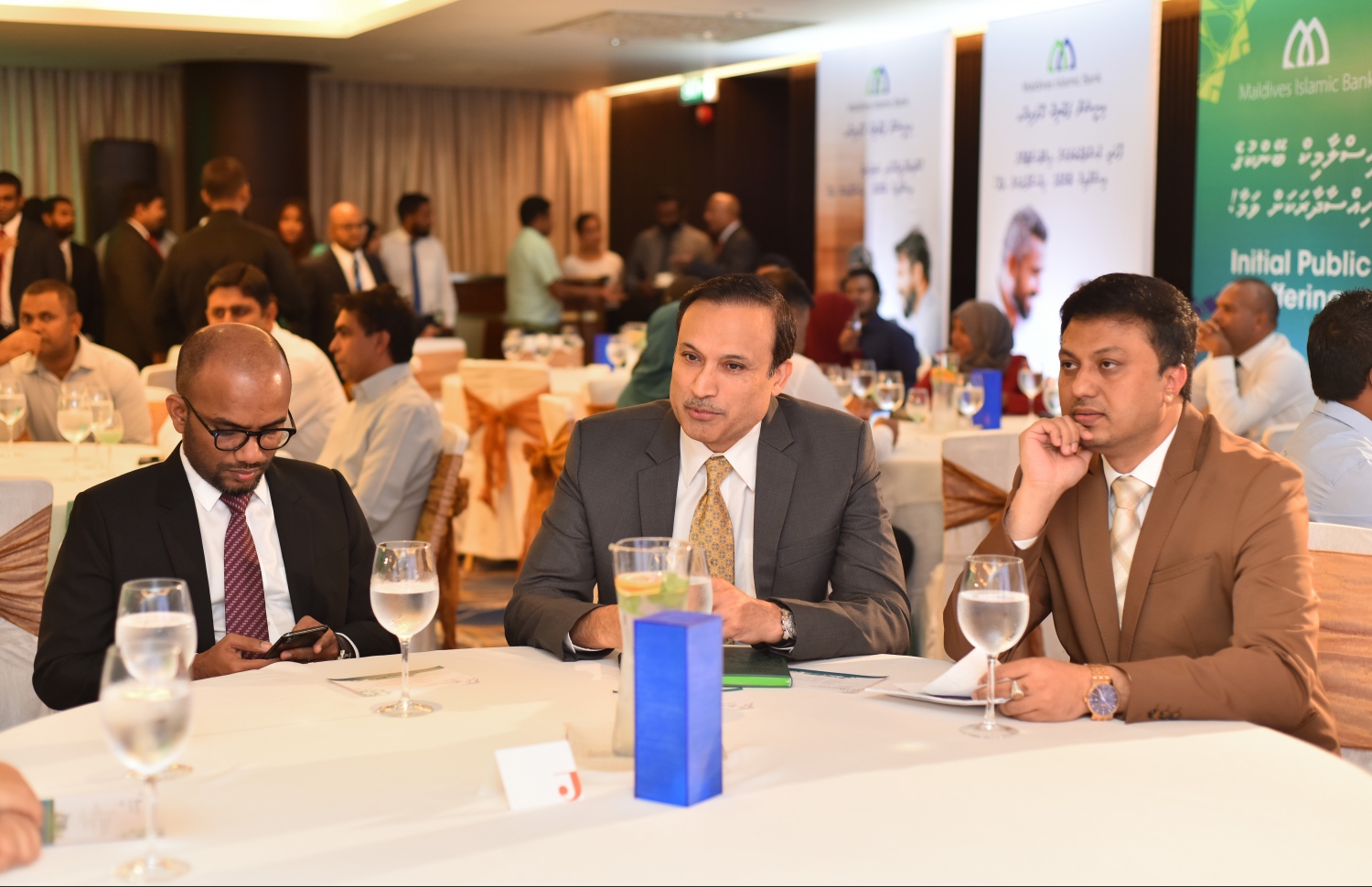 މާލެ: ޖުލައި 24، 2019: އެމްއައިބީ ޕަބްލިކް ކުންފުންޏަކަށް ބަދަލުކޮށް ސްޓޮކް އެކްސްޗޭންޖުގައި ރަޖިސްޓްރީ ކުރުމަށްފަހު އާންމުންނަށް ވިއްކުމަށް ހުށަހަޅާފައިވަނީ 244 މިލިއަން ރުފިޔާގެ ހިއްސާ ވިއްކުން އިފުތިތާހު ކުރުމަށް ހޮޓެލް ޖެންގައި ބޭއްވި ހަފުލާގައި ފިނޭންސް މިނިސްޓަރު އަމީރު ބައިވެރިވެ ވަޑައިގަންނަވަނީ.-- ފޮޓޯ: ހުސެން ވަހީދު /މިހާރު