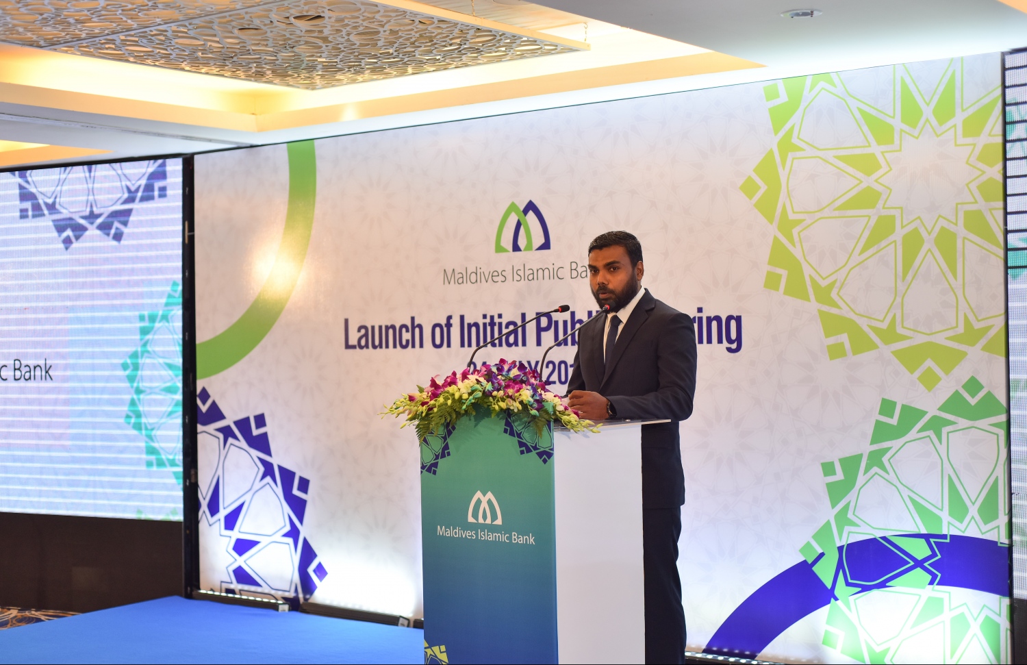 މާލެ: ޖުލައި 24، 2019: އެމްއައިބީ ޕަބްލިކް ކުންފުންޏަކަށް ބަދަލުކޮށް ސްޓޮކް އެކްސްޗޭންޖުގައި ރަޖިސްޓްރީ ކުރުމަށްފަހު އާންމުންނަށް ވިއްކުމަށް ހުށަހަޅާފައިވަނީ 244 މިލިއަން ރުފިޔާގެ ހިއްސާ ވިއްކުން އިފުތިތާހު ކުރުމަށް ހޮޓެލް ޖެންގައި ބޭއްވި ހަފުލާގެ ތެރެއިން.-- ފޮޓޯ: ހުސެން ވަހީދު /މިހާރު