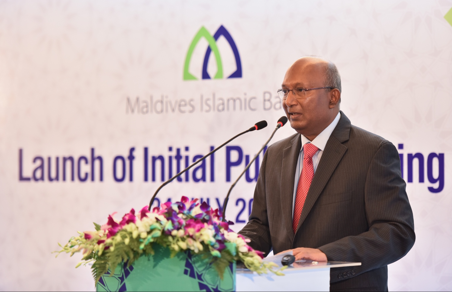 މާލެ: ޖުލައި 24، 2019: އެމްއައިބީ ޕަބްލިކް ކުންފުންޏަކަށް ބަދަލުކޮށް ސްޓޮކް އެކްސްޗޭންޖުގައި ރަޖިސްޓްރީ ކުރުމަށްފަހު އާންމުންނަށް ވިއްކުމަށް ހުށަހަޅާފައިވަނީ 244 މިލިއަން ރުފިޔާގެ ހިއްސާ ވިއްކުން އިފުތިތާހު ކުރުމަށް ހޮޓެލް ޖެންގައި ބޭއްވި ހަފުލާގެ ތެރެއިން.-- ފޮޓޯ: ހުސެން ވަހީދު /މިހާރު