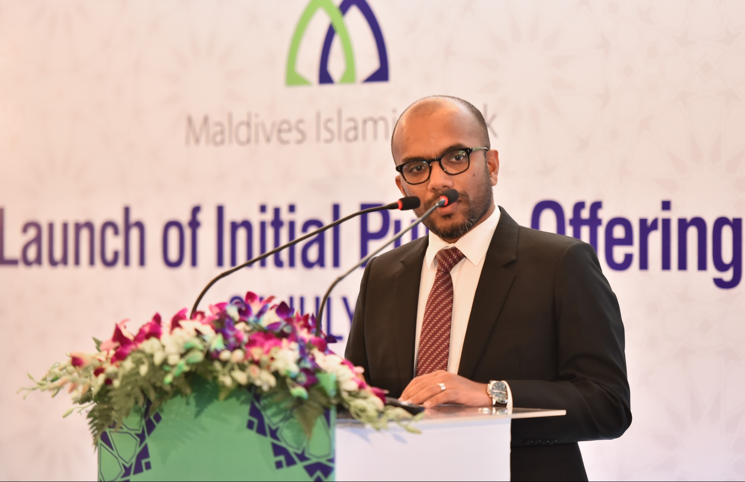 މާލެ: ޖުލައި 24، 2019: އެމްއައިބީ ޕަބްލިކް ކުންފުންޏަކަށް ބަދަލުކޮށް ސްޓޮކް އެކްސްޗޭންޖުގައި ރަޖިސްޓްރީ ކުރުމަށްފަހު އާންމުންނަށް ވިއްކުމަށް ހުށަހަޅާފައިވަނީ 244 މިލިއަން ރުފިޔާގެ ހިއްސާ ވިއްކުން އިފުތިތާހު ކުރުމަށް ހޮޓެލް ޖެންގައި ބޭއްވި ހަފުލާގައި ފިނޭންސް މިނިސްޓަރު އަމީރު ވާހަކަ ދައްކަވަނީ.-- ފޮޓޯ: ހުސެން ވަހީދު /މިހާރު