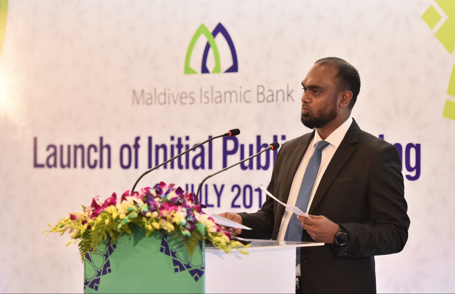 މާލެ: ޖުލައި 24، 2019: އެމްއައިބީ ޕަބްލިކް ކުންފުންޏަކަށް ބަދަލުކޮށް ސްޓޮކް އެކްސްޗޭންޖުގައި ރަޖިސްޓްރީ ކުރުމަށްފަހު އާންމުންނަށް ވިއްކުމަށް ހުށަހަޅާފައިވަނީ 244 މިލިއަން ރުފިޔާގެ ހިއްސާ ވިއްކުން އިފުތިތާހު ކުރުމަށް ހޮޓެލް ޖެންގައި ބޭއްވި ހަފުލާގެ ތެރެއިން.-- ފޮޓޯ: ހުސެން ވަހީދު /މިހާރު