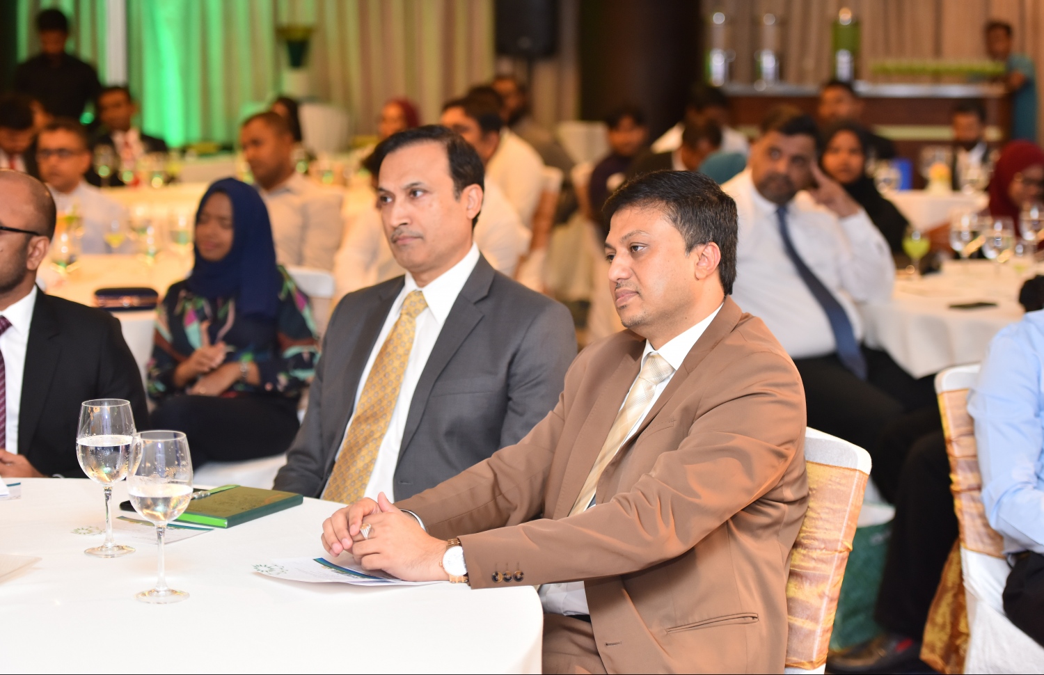 މާލެ: ޖުލައި 24، 2019: އެމްއައިބީ ޕަބްލިކް ކުންފުންޏަކަށް ބަދަލުކޮށް ސްޓޮކް އެކްސްޗޭންޖުގައި ރަޖިސްޓްރީ ކުރުމަށްފަހު އާންމުންނަށް ވިއްކުމަށް ހުށަހަޅާފައިވަނީ 244 މިލިއަން ރުފިޔާގެ ހިއްސާ ވިއްކުން އިފުތިތާހު ކުރުމަށް ހޮޓެލް ޖެންގައި ބޭއްވި ހަފުލާގައި އާންމުންގެ ބަޔަކު ބައިވެރިވަނީ.-- ފޮޓޯ: ހުސެން ވަހީދު /މިހާރު