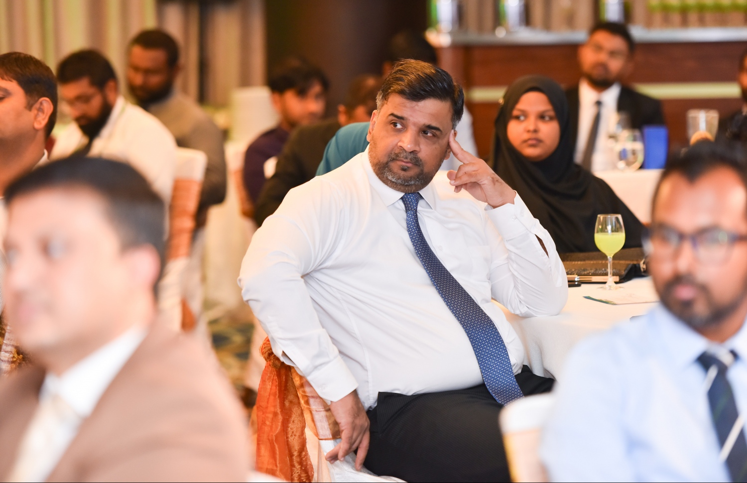 މާލެ: ޖުލައި 24، 2019: އެމްއައިބީ ޕަބްލިކް ކުންފުންޏަކަށް ބަދަލުކޮށް ސްޓޮކް އެކްސްޗޭންޖުގައި ރަޖިސްޓްރީ ކުރުމަށްފަހު އާންމުންނަށް ވިއްކުމަށް ހުށަހަޅާފައިވަނީ 244 މިލިއަން ރުފިޔާގެ ހިއްސާ ވިއްކުން އިފުތިތާހު ކުރުމަށް ހޮޓެލް ޖެންގައި ބޭއްވި ހަފުލާގައި އާންމުންގެ ބަޔަކު ބައިވެރިވަނީ.-- ފޮޓޯ: ހުސެން ވަހީދު /މިހާރު