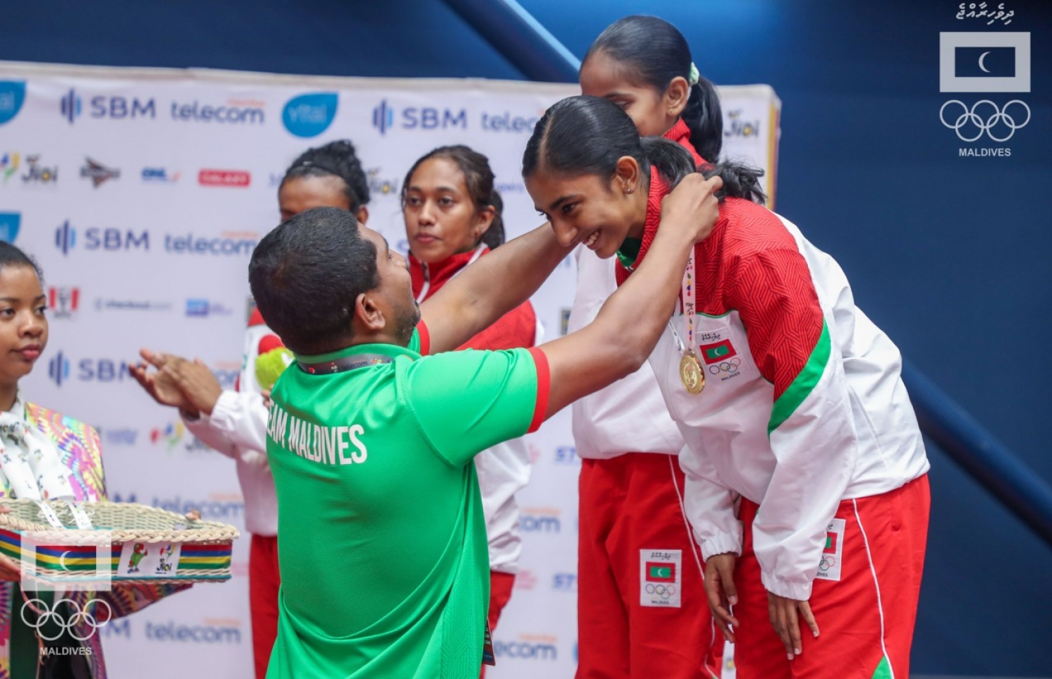 ރަފާގެ ކަރުގައި ސްޕޯޓްސް މިނިސްޓަރު މަހުލޫފު ރަން މެޑަލް އަޅުވައިދެއްވަނީ. --އެމްއޯސީ ފޮޓޯ: އިސްމާއިލް ތޯރިގް