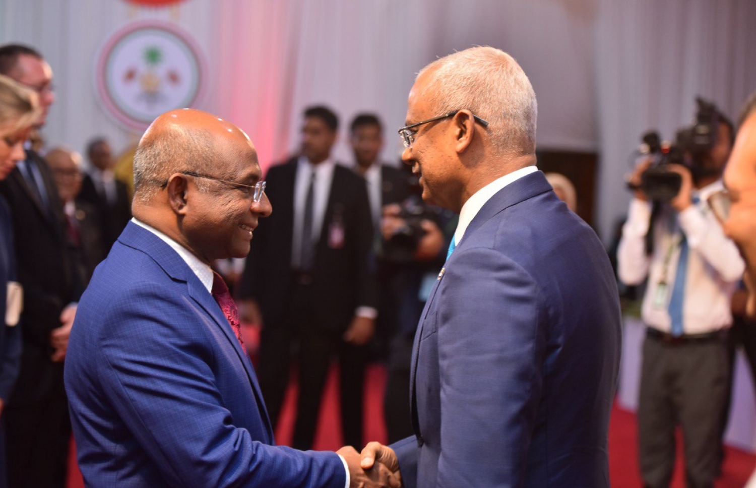 މިނިވަން ދުވަހުގެ ރަސްމީ ބައްދަލުވުމުގައި ރައީސް އިބްރާހިމް މުހައްމަދު ސޯލިހާއި (ކ) ފޮރިން މިނިސްޓަރު އަބްދުﷲ ޝާހިދު ސަލާމްކުރައްވަނީ.-- ފޮޓޯ: ހުސެއިން ވަހީދު/ މިހާރު