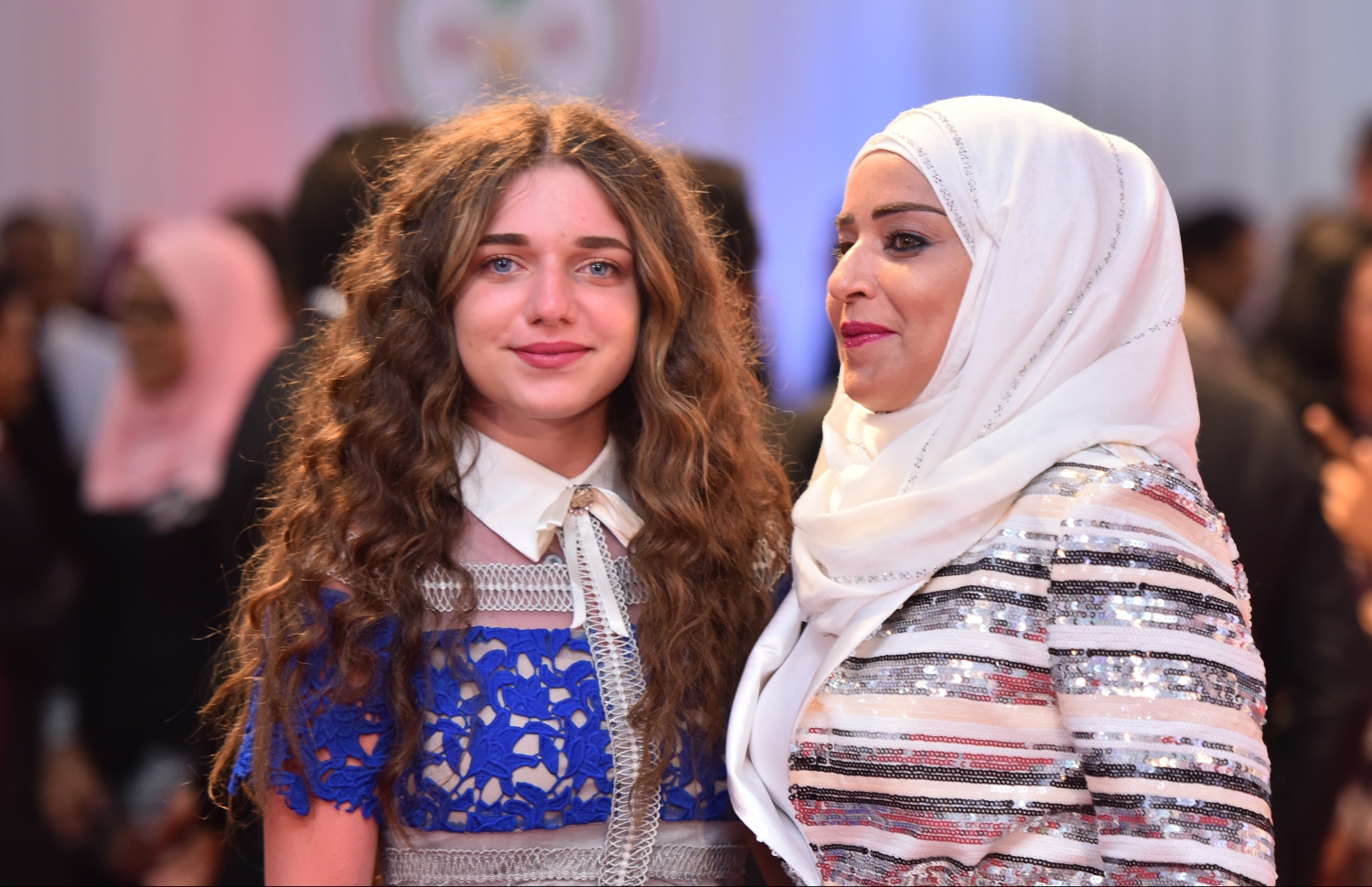 މާލެ: ޖުލައި 25، 2019- މިއަދު ފާހަގަކުރާ ރާއްޖޭގެ 54 ވަނަ މިނިވަން ދުވަހުގެ މުނާސަބަތުގައި ރައީސް އިބްރާހިމް މުހައްމަދު ސޯލިހުގެ ދެކަނބަލުން މިރޭ ބޭއްވެވި ރަސްމީ ބައްދަލު ކުރެއްވުމަށް ވަޑައިގެންނެވި، ރާއްޖެ އިން ބޭރުގެ ދެ ބޭފުޅަކު ފޮޓޯއަށް ތައްޔާރުވެވަޑައިގެން..---ފޮޓޯ: ހުސައިން ވަހީދު/މިހާރު