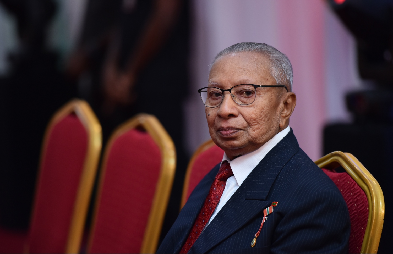 މާލެ: ޖުލައި 25، 2019- މި އަހަރުގެ މިނިވަން ދުވަހާ ގުޅިގެން ރައީސް އިބްރާހިމް މުހައްމަދު ސޯލިހުގެ ދެކަނބަލުން ބޭއްވެވި ރަސްމީ ބައްދަލުކުރެއްވުމުގައި، ދައުލަތަށް ގިނަ ދުވަހު ޚިދުމަތް ކުރެއްވި އިއްޒަތްތެރިޔާ އަދި ކުރީގެ މިނިސްޓަރު އުމަރު ޒާހިރު ބައިވެރިވެވަޑައިގަންނަވަނީ.---ފޮޓޯ: ހުސައިން ވަހީދު/މިހާރު