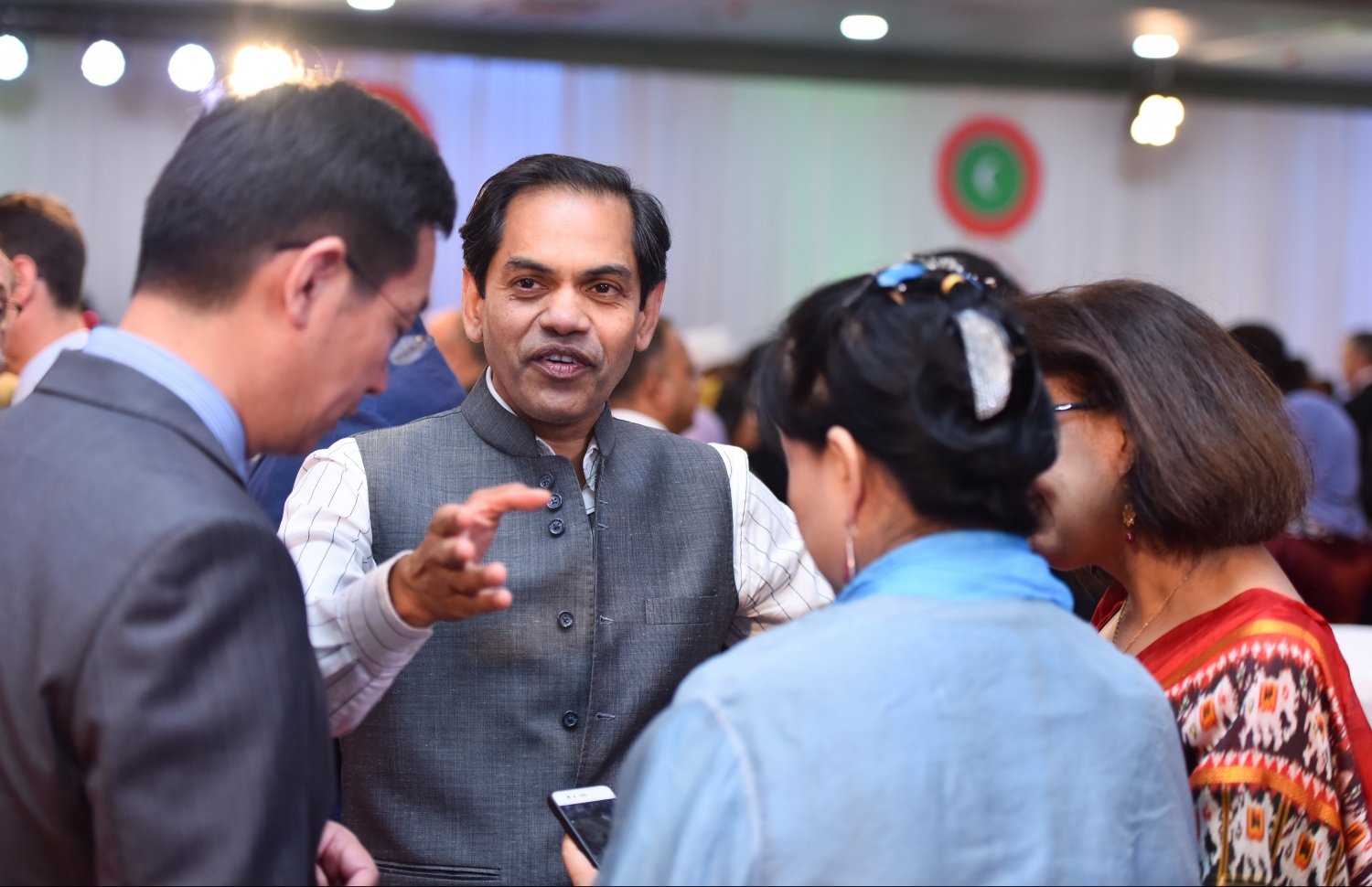 މާލެ: ޖުލައި 25، 2019- މިއަދު ފާހަގަކުރާ ރާއްޖޭގެ 54 ވަނަ މިނިވަން ދުވަހުގެ މުނާސަބަތުގައި ރައީސް އިބްރާހިމް މުހައްމަދު ސޯލިހުގެ ދެކަނބަލުން މިރޭ ބޭއްވެވި ރަސްމީ ބައްދަލު ކުރެއްވުމުގައި، ރާއްޖޭގައި ތިއްބަވާ އިންޑިއާ އަދި ޗައިނާގެ ސަފީރުން މަޝްވަރާ ކުރައްވަނީ.---ފޮޓޯ: ހުސައިން ވަހީދު/މިހާރު