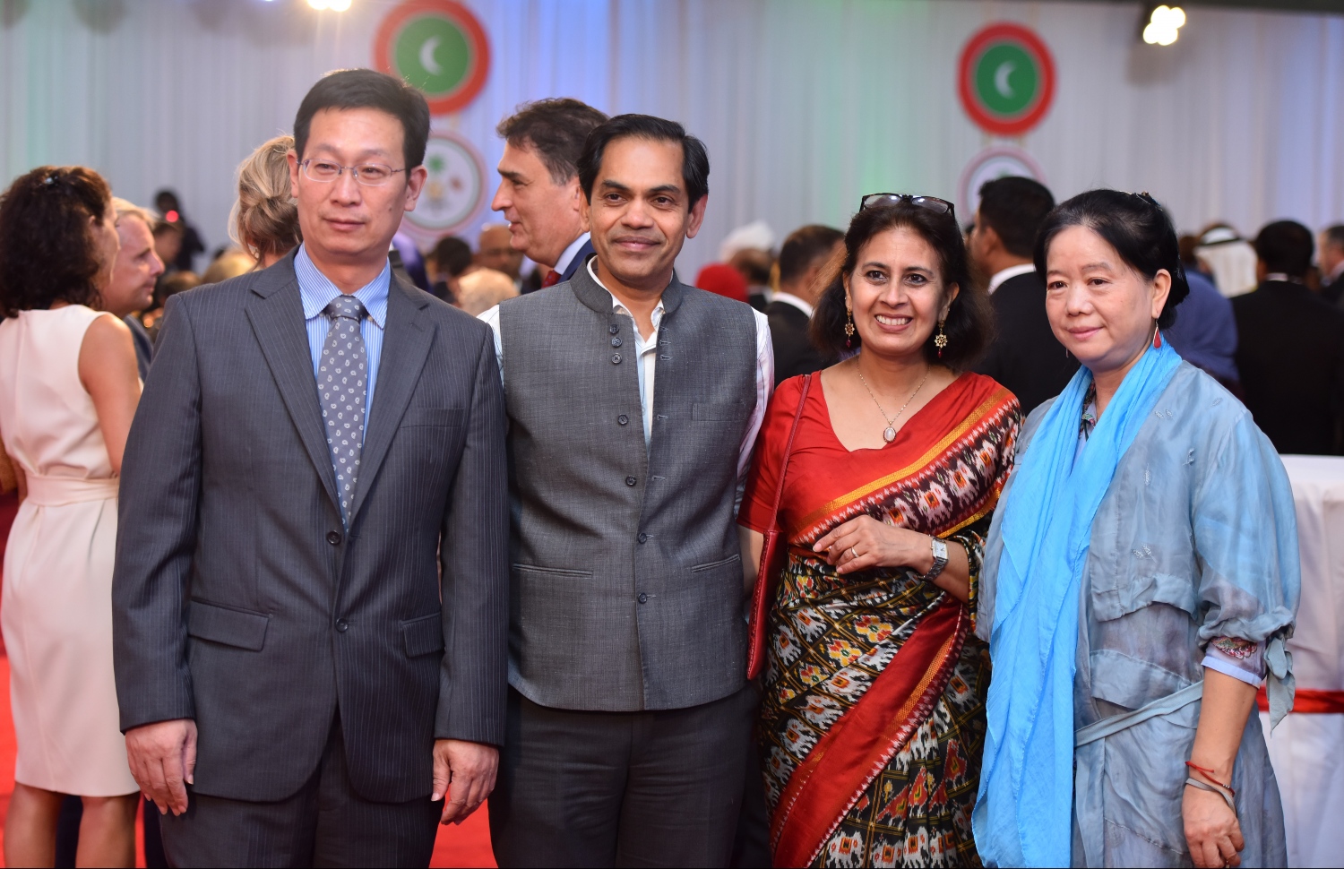 މާލެ: ޖުލައި 25، 2019- މިއަދު ފާހަގަކުރާ ރާއްޖޭގެ 54 ވަނަ މިނިވަން ދުވަހުގެ މުނާސަބަތުގައި ރައީސް އިބްރާހިމް މުހައްމަދު ސޯލިހުގެ ދެކަނބަލުން މިރޭ ބޭއްވެވި ރަސްމީ ބައްދަލު ކުރެއްވުމުގައި، ރާއްޖެ އަށް އިންޑިއާ އާއި ޗައިނާ އިން ކަނޑައަޅާފައިވާ ސަފީރުން އެ ދެ ބޭފުޅުންގެ އަނބިކަނބަލުންނާ އެކު ފޮޓޯއެއް ނަންގަވަނީ.---ފޮޓޯ: ހުސައިން ވަހީދު/މިހާރު