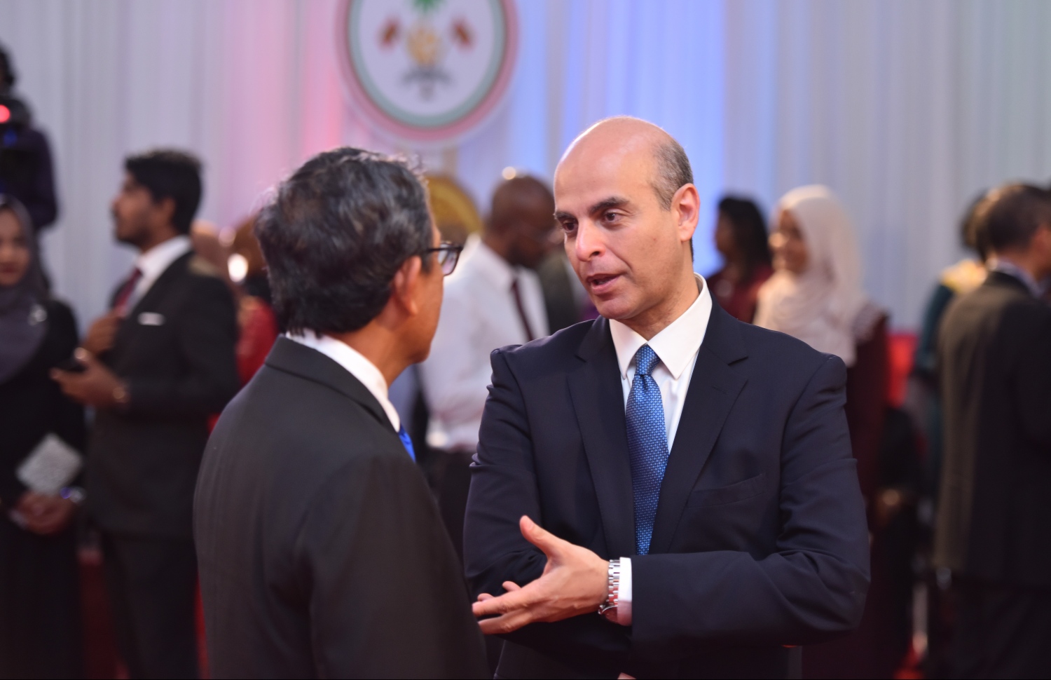 މާލެ: ޖުލައި 25، 2019- މިއަދު ފާހަގަކުރާ ރާއްޖޭގެ 54 ވަނަ މިނިވަން ދުވަހުގެ މުނާސަބަތުގައި ރައީސް އިބްރާހިމް މުހައްމަދު ސޯލިހުގެ ދެކަނބަލުން މިރޭ ބޭއްވެވި ރަސްމީ ބައްދަލު ކުރެއްވުމަށް ވަޑައިގެންނެވި، ދެ ޑިޕްލޮމެޓަކު މަޝްވަރާ ކުރައްވަނީ.---ފޮޓޯ: ހުސައިން ވަހީދު/މިހާރު