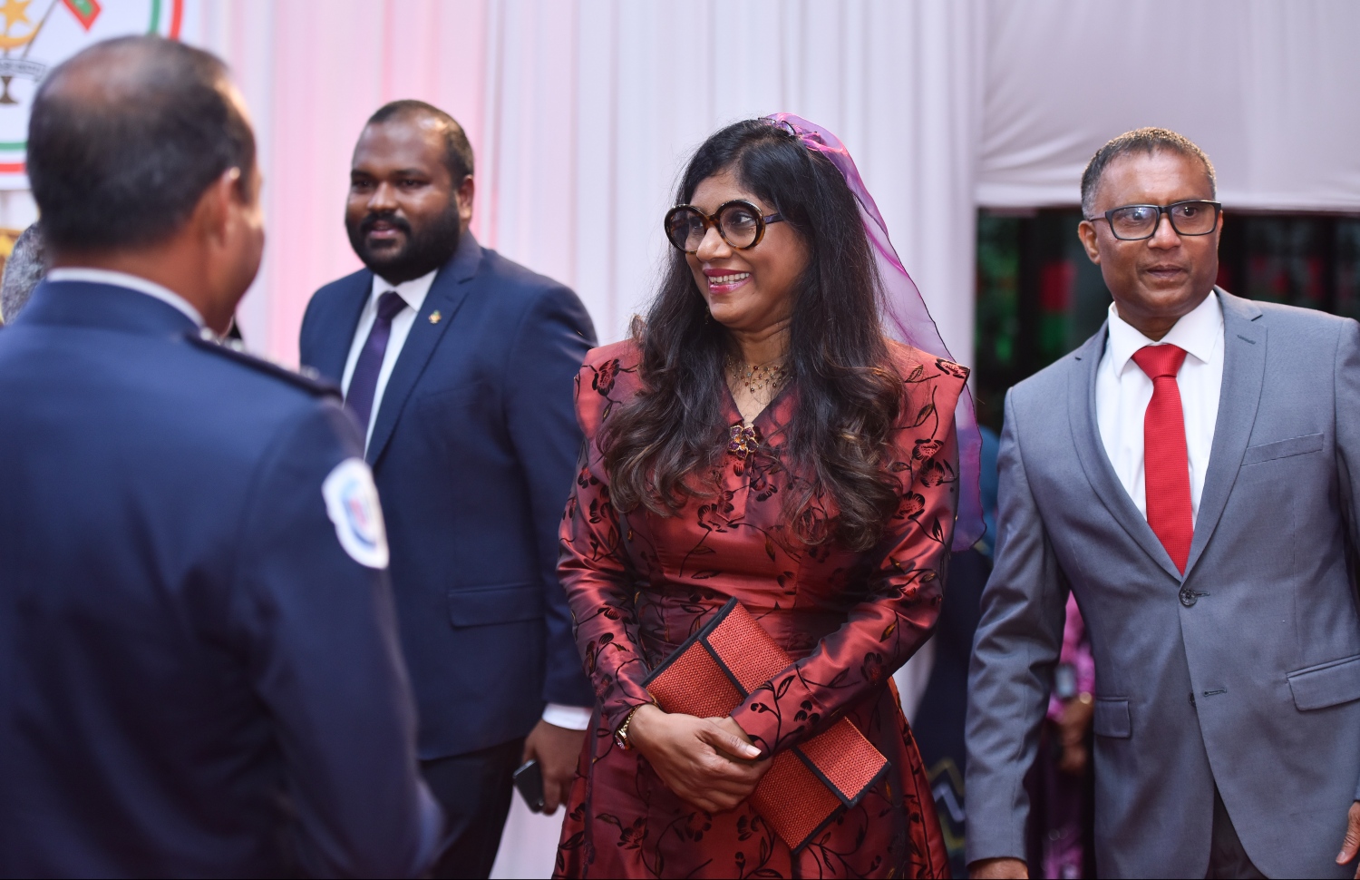 މާލެ: ޖުލައި 25، 2019- މިއަދު ފާހަގަކުރާ ރާއްޖޭގެ 54 ވަނަ މިނިވަން ދުވަހުގެ މުނާސަބަތުގައި ރައީސް އިބްރާހިމް މުހައްމަދު ސޯލިހުގެ ދެކަނބަލުން މިރޭ ބޭއްވެވި ރަސްމީ ބައްދަލު ކުރެއްވުމުގައި ޑިފެންސް މިނިސްޓަރު މާރިޔާ އަހުމަދު ދީދީގެ ދެކަނބަލުން ބައިވެރިވެވަޑައިގަންނަވަނީ.---ފޮޓޯ: ހުސައިން ވަހީދު/މިހާރު