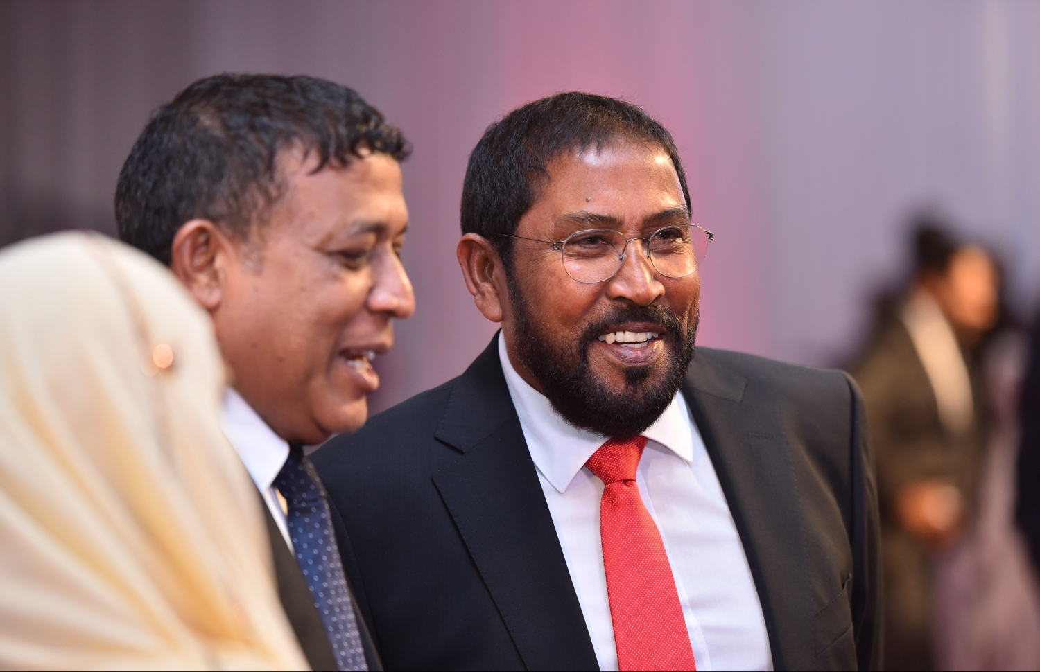 މާލެ: ޖުލައި 25، 2019- މިއަދު ފާހަގަކުރާ ރާއްޖޭގެ 54 ވަނަ މިނިވަން ދުވަހުގެ މުނާސަބަތުގައި ރައީސް އިބްރާހިމް މުހައްމަދު ސޯލިހުގެ ދެކަނބަލުން މިރޭ ބޭއްވެވި ރަސްމީ ބައްދަލު ކުރެއްވުމުގެ ތެރެއިން، ޕްލޭނިން މިނިސްޓަރު މުހައްމަދު އަސްލަމާއި ޖުމްހޫރީ ޕާޓީގެ ލީޑަރު ގާސިމް އިބްރާހިމް ވާހަކަ ދައްކަވަނީ.---ފޮޓޯ: ހުސައިން ވަހީދު/މިހާރު