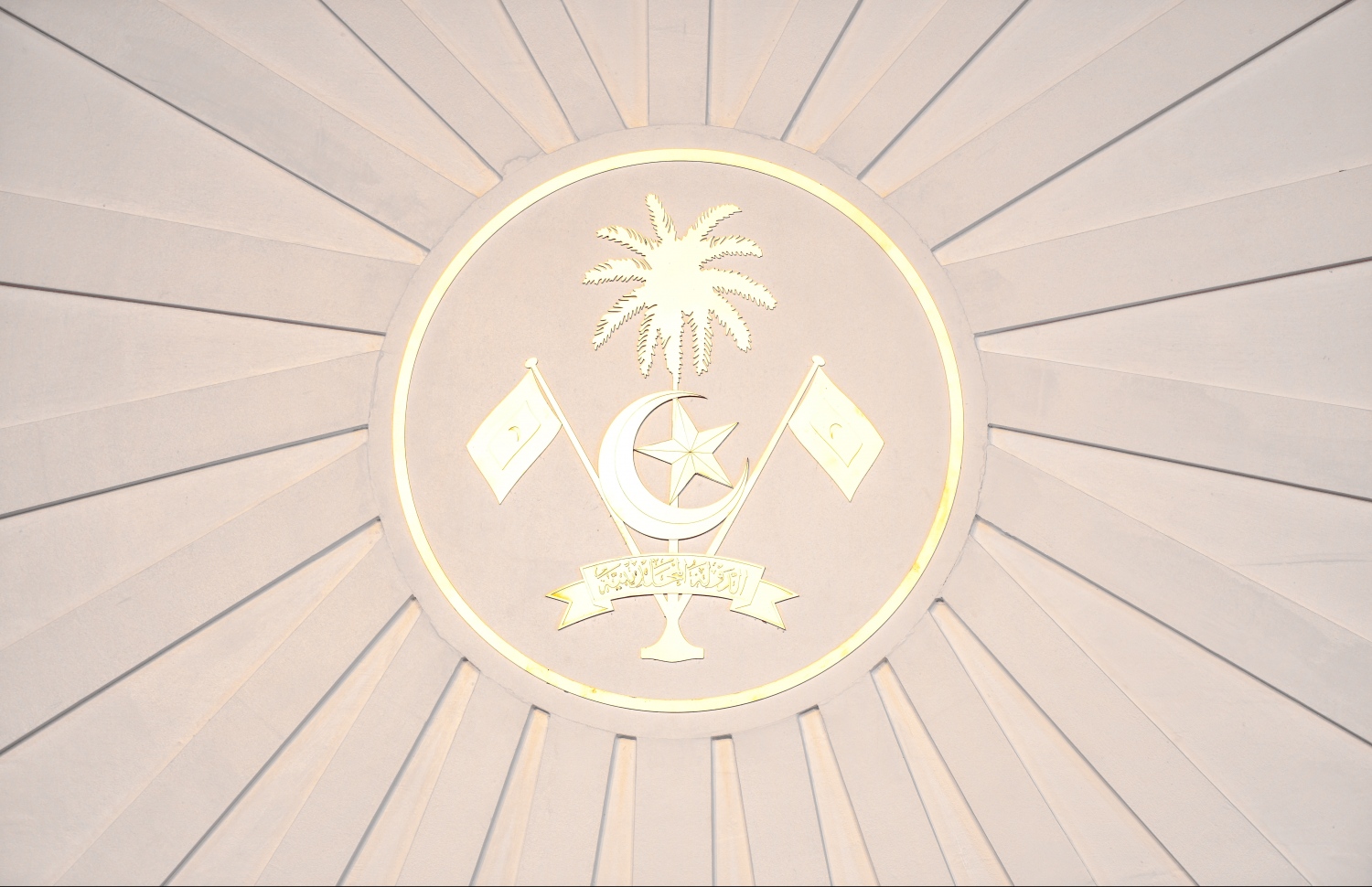 މާލެ: ޖުލައި 25، 2019- މިއަދު ފާހަގަކުރާ ރާއްޖޭގެ 54 ވަނަ މިނިވަން ދުވަހުގެ މުނާސަބަތުގައި ރައީސް އިބްރާހިމް މުހައްމަދު ސޯލިހުގެ ދެކަނބަލުން މިރޭ ބޭއްވެވި ރަސްމީ ބައްދަލު ކުރެއްވުން ޒީނަތްތެރި ކުރުމަށްޓަކައި ގައުމީ ނިޝާން ހަރުކޮށްފައި.---ފޮޓޯ: ހުސައިން ވަހީދު/މިހާރު