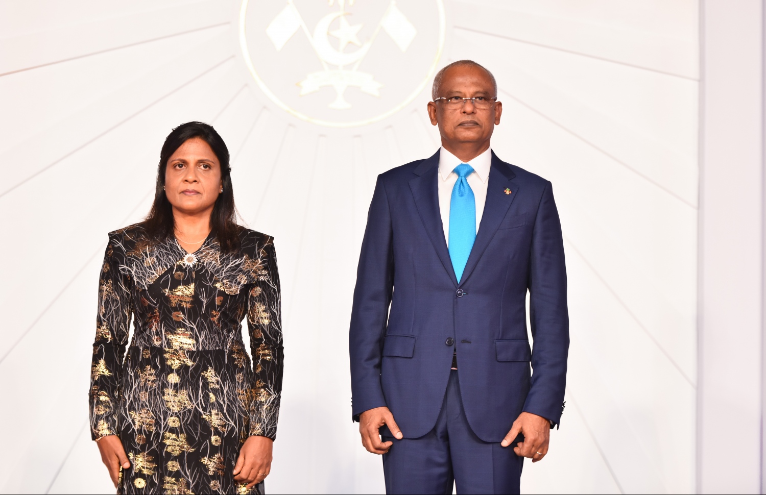މާލެ: ޖުލައި 25، 2019- މިއަދު ފާހަގަކުރާ ރާއްޖޭގެ 54 ވަނަ މިނިވަން ދުވަހުގެ މުނާސަބަތުގައި ރައީސް އިބްރާހިމް މުހައްމަދު ސޯލިހުގެ ދެކަނބަލުން މިރޭ ބޭއްވެވި ރަސްމީ ބައްދަލު ކުރެއްވުމުގައި ގައުމީ ސަލާމަށް ހުއްޓި ވަޑައިގެން.---ފޮޓޯ: ހުސައިން ވަހީދު/މިހާރު