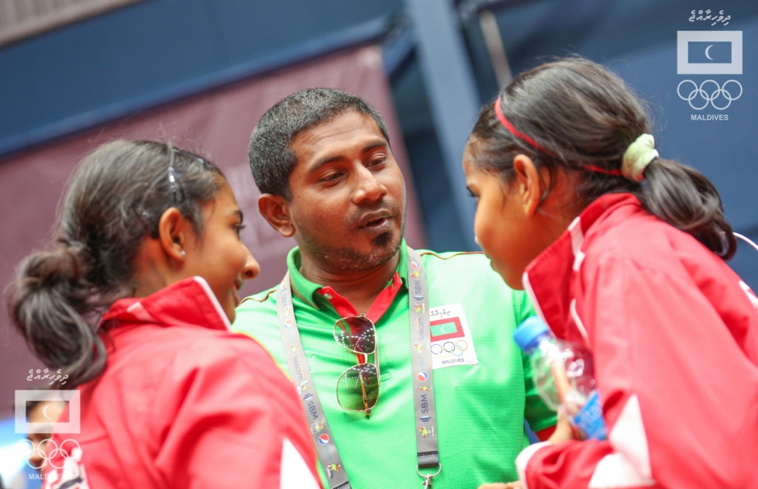 ސްޕޯޓްސް މިނިސްޓަރު މަހުލޫފު (މ) ދީމާ (ކ) އާއި ރަފާއާ އެކު: ދެ ކުޅުންތެރިންނަށް ވެސް ސަރުކާރުން އެހީވާނެ. –-އެމްއޯސީ ފޮޓޯ: އިސްމާއިލް ތޯރިގް