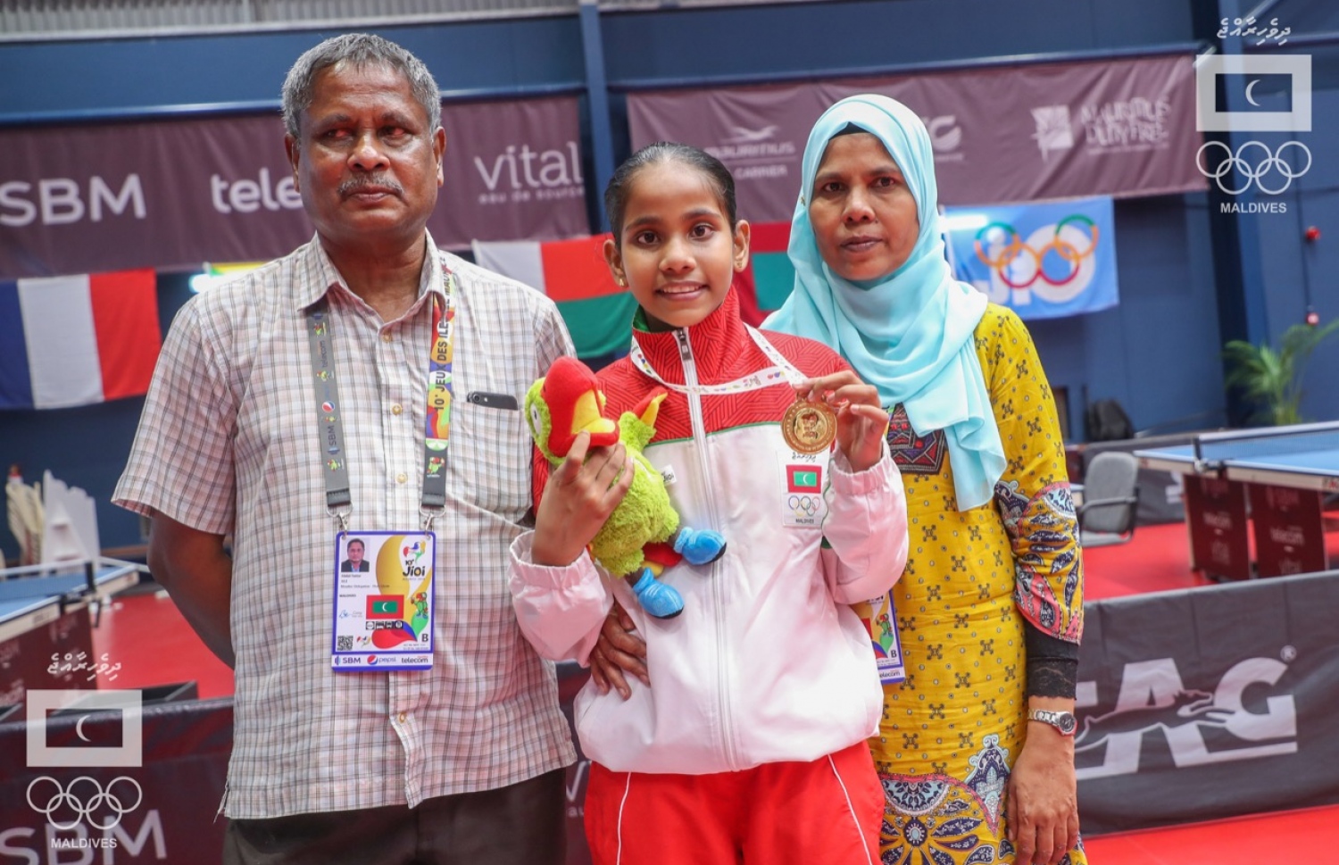 ދީމާ (މ) އޭނާގެ މަންމަ ވަހީދާ އާއި ބައްޕަ ސައްތާރާ އެކު. –-އެމްއޯސީ ފޮޓޯ: އިސްމާއިލް ތޯރިގް