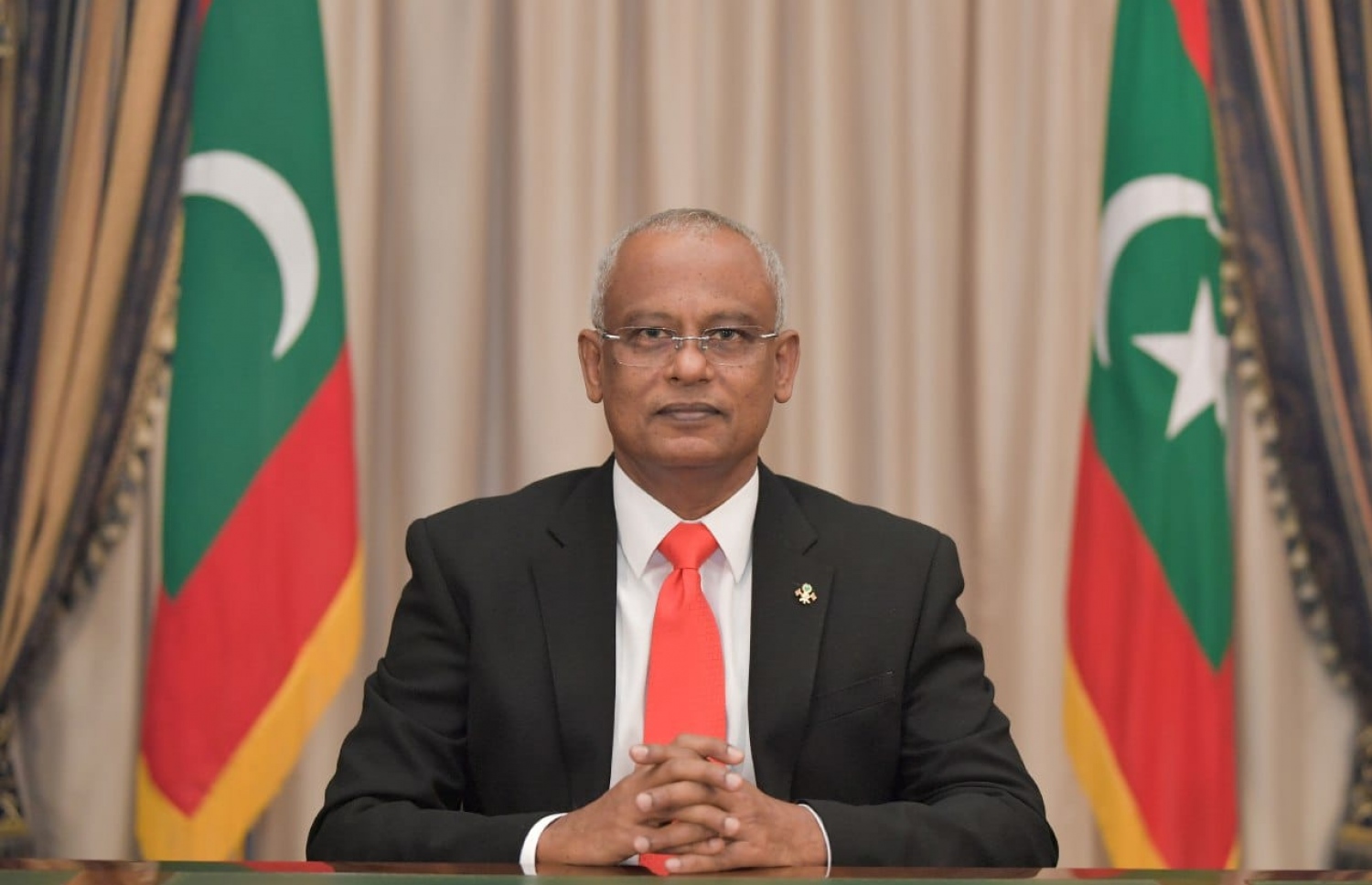 މިއަދު ފާހަގަކުރާ މި އަހަރުގެ މިނިވަން ދުވަހުގެ މުނާސަބަތުގައި ރައީސް އިބްރާހިމް މުހައްމަދު ސޯލިހު ހިތޯބު ދެއްވުމުގެ ކުރިން ފޮޓޯފުޅެއް ނަންގަވަނީ.---ފޮޓޯ: ރައީސް އޮފީސް
