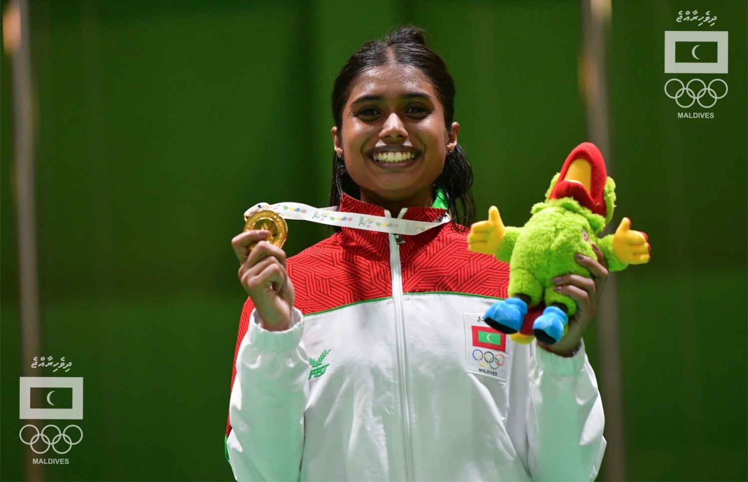 ނަބާހާ ރަން މެޑަލް ދައްކާލަނީ. --އެމްއޯސީ ފޮޓޯ: ނިޝާން އަލީ