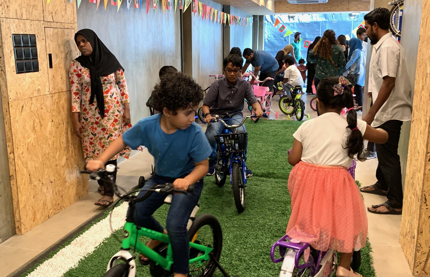 ސަންފްރޮންޓް ބައިކްސް ހުޅުވުމާއި ގުޅިގެން ބޭއްވި ކުޑަކުދިންގެ ހަވީރުގެ ތެރެއިން-- ފޮޓޯ: މިހާރު