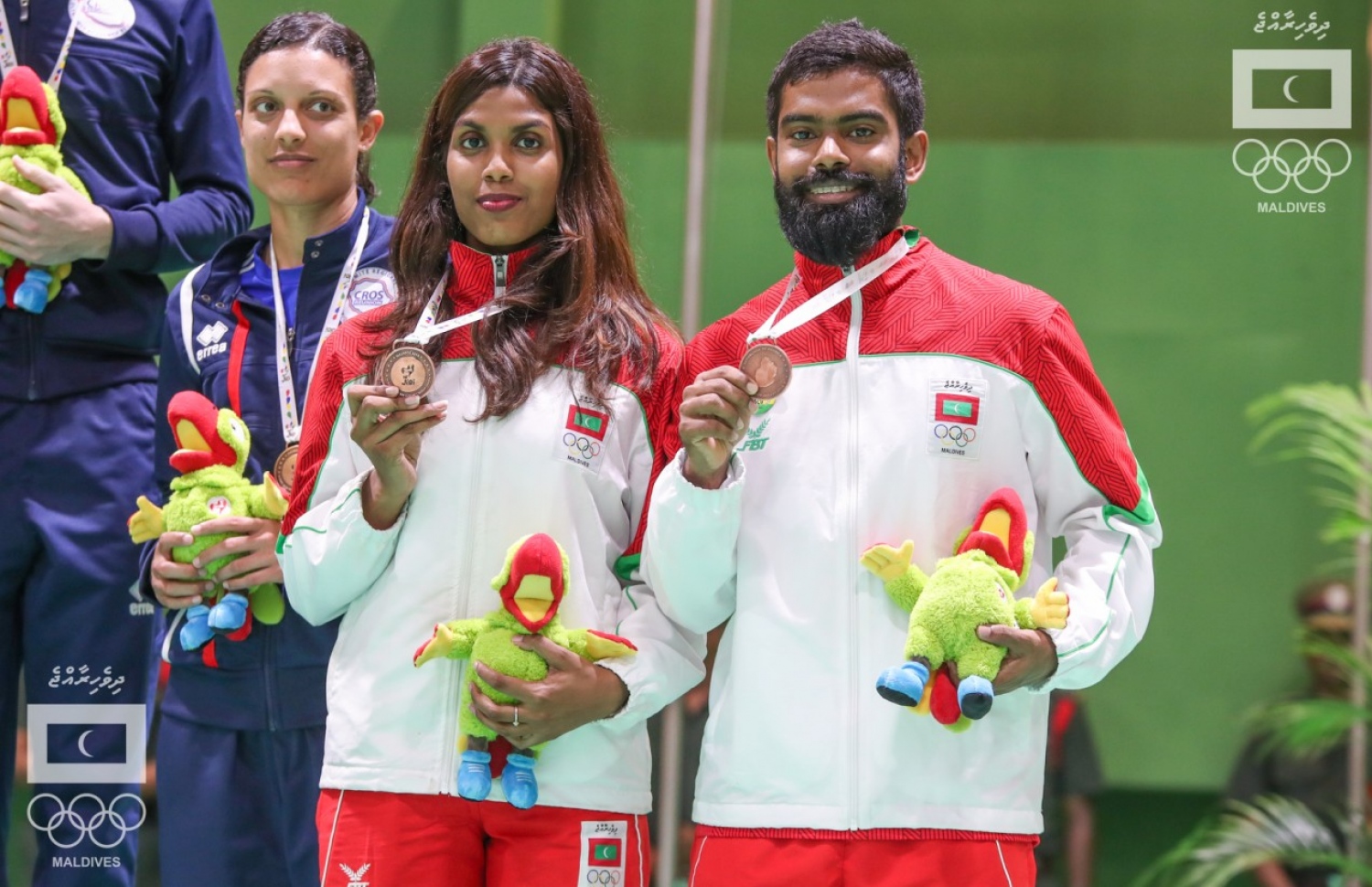 އަޖުފާން (ކ) އާއި މައިސާ މިކްސް ޑަބަލްސް އިވެންޓުގެ ލޯ މެޑަލާ އެކު. --އެމްއޯސީ ފޮޓޯ: އިސްމާއިލް ތޯރިގް