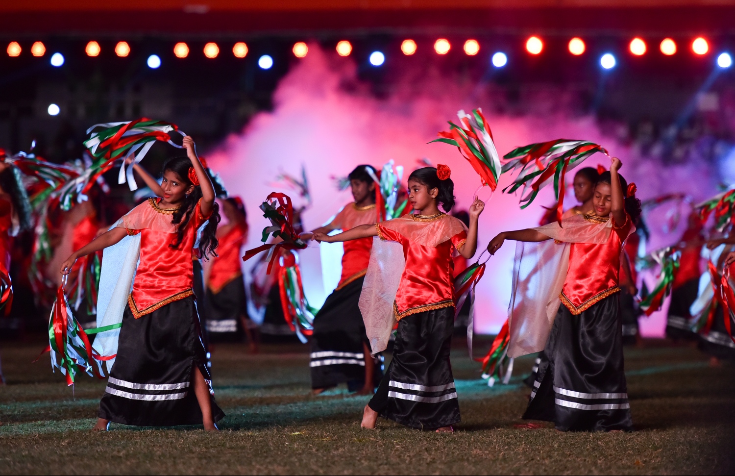 މާލެ: ޖުލައި 26، 2019: މިނިވަން ދުވަސް ފާހަގަކުރަން ގަލޮޅު ދަނޑުގައި ބޭއްވި ކުޅިވަރު ހަރަކާތުގައި ކުދިންތަކެއް ދިވެހި ދިދަ ހިފައިގެން.-- ފޮޓޯ: މިހާރު