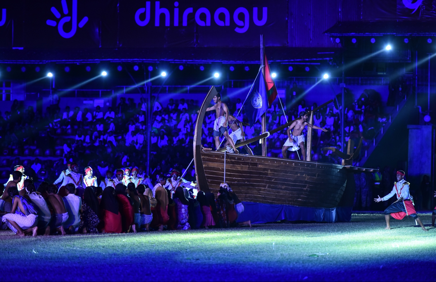 ދިވެހިންގެ އެއްބައިވަންތަކަން ދައްކައިދޭ އައިޓަމެއް ދަރިވަރުން ހުށަހަޅައި ދެނީ. --ފޮޓޯ: ހުސެއިން ވަހީދު/މިހާރު