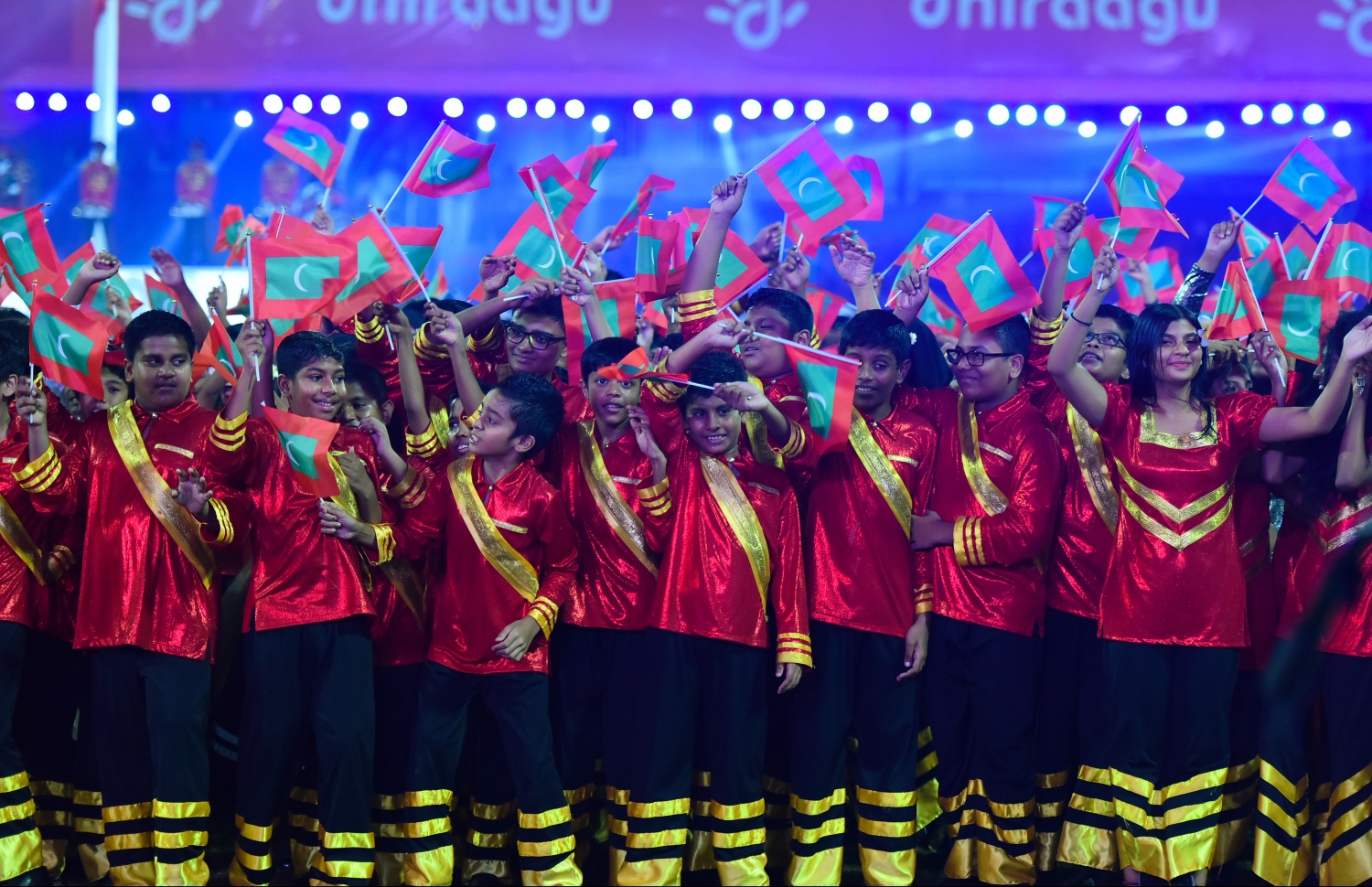 ސްކޫލަކުން ހުށަހަޅައިދިން އައިޓަމެއްގައި ދަރިވަރުން ދިވެހި ދިދަ ހިފައިގެން. --ފޮޓޯ: ހުސެއިން ވަހީދު/މިހާރު