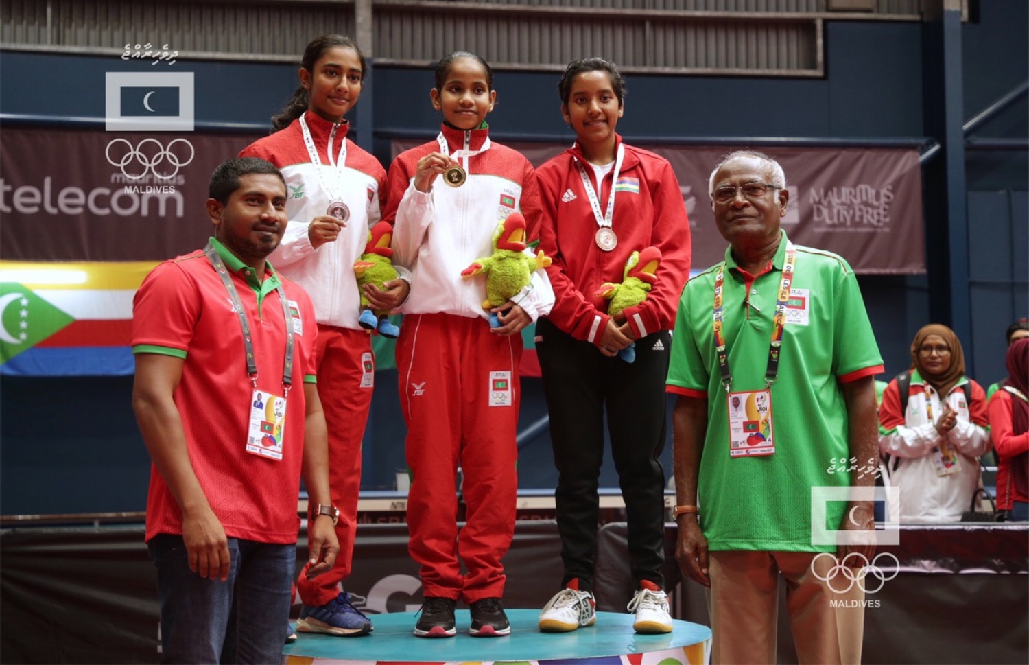 ރަން މެޑަލް ހޯދި ދީމާ (މ) އާއި ރިހި މެޑަލް ހޯދި ރަފާ (ވ-2) އަދި ލޯ މެޑަލް ހޯދި މޮރިޝަސް ކުޅުންތެރިޔާ ރާއްޖޭގެ ސްޕޯޓްސް މިނިސްޓަރު މަހުލޫފު (ވ) އާއި ހެޑް އޮފް ޑެލިގޭޝަން މައިޒާން އަލިމަނިކާ އެކު. --އެމްއޯސީ ފޮޓޯ: މުހައްމަދު ޝަރުހާން ވަހީދު