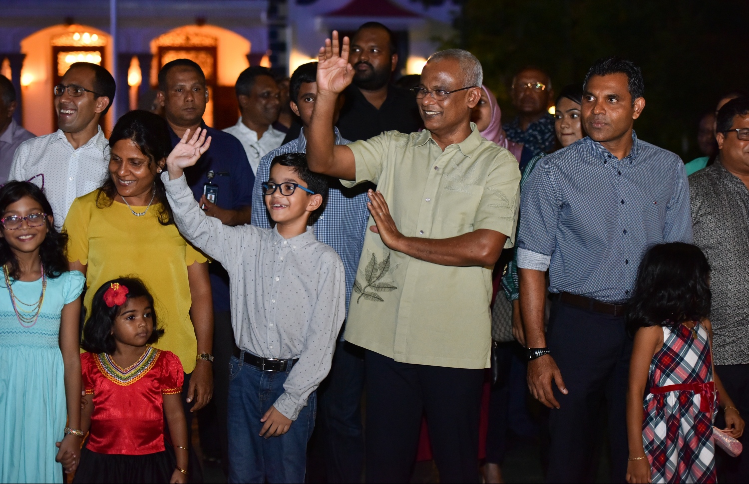މިނިވަން ދުވަހުގެ މުނާސަބަތުގައި ބޭއްވި ފުޅަނދުބުރު، ރައީސް އިބްރާޙިމް މުހައްމަދު ސޯލިހާއި އަނބިކަނބަލުން ފަޒްނާ އަހުމަދު އަދި ނައިބު ރައީސް ފައިސަލް ނަސީމް ބައްލަވާލައްވަނީ.---ފޮޓޯ: ހުސައިން ވަހީދު/މިހާރު