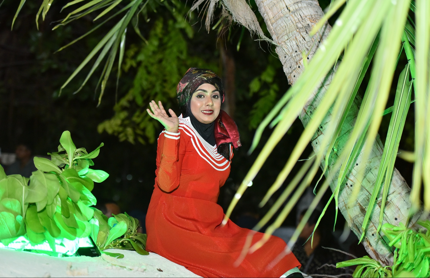 އެމްއޭސީއެލްގެ ފުޅަނދުގައި އަންހެނަކު، ގޮނޑުދޮށް ސިފަވާ ތަނެއްގައި އިށީނދެލައިގެން. --- ފޮޓޯ: ހުސެއިން ވަހީދު/ މިހާރު