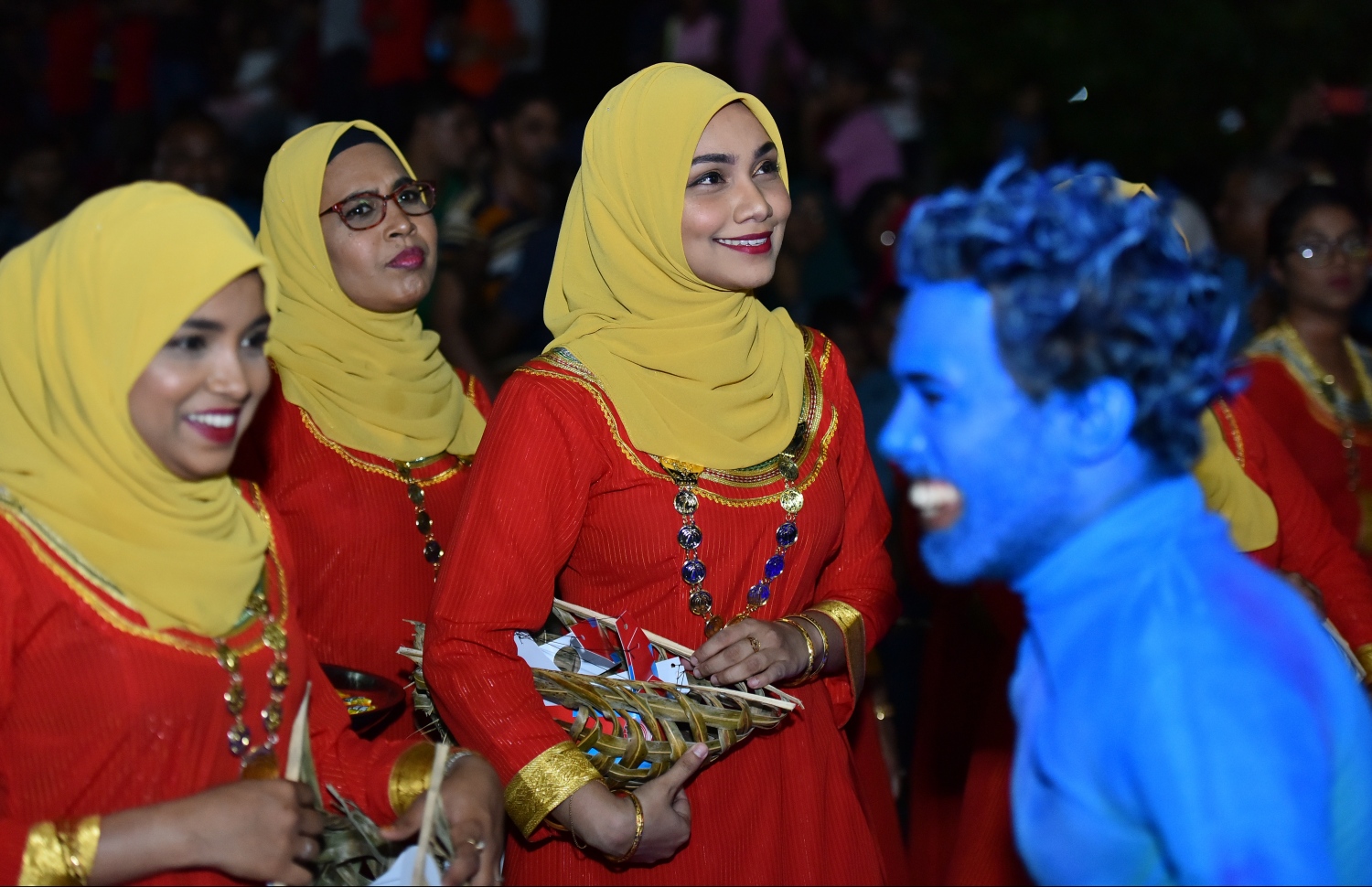 މިނިވަން ދުވަހުގެ މުނާސަބަތުގައި ބޭއްވި ފުޅަނދު ބުރުގައި އަންހެނުންތަކެއް ބައިވެރިވަނީ.---ފޮޓޯ: ހުސައިން ވަހީދު/މިހާރު