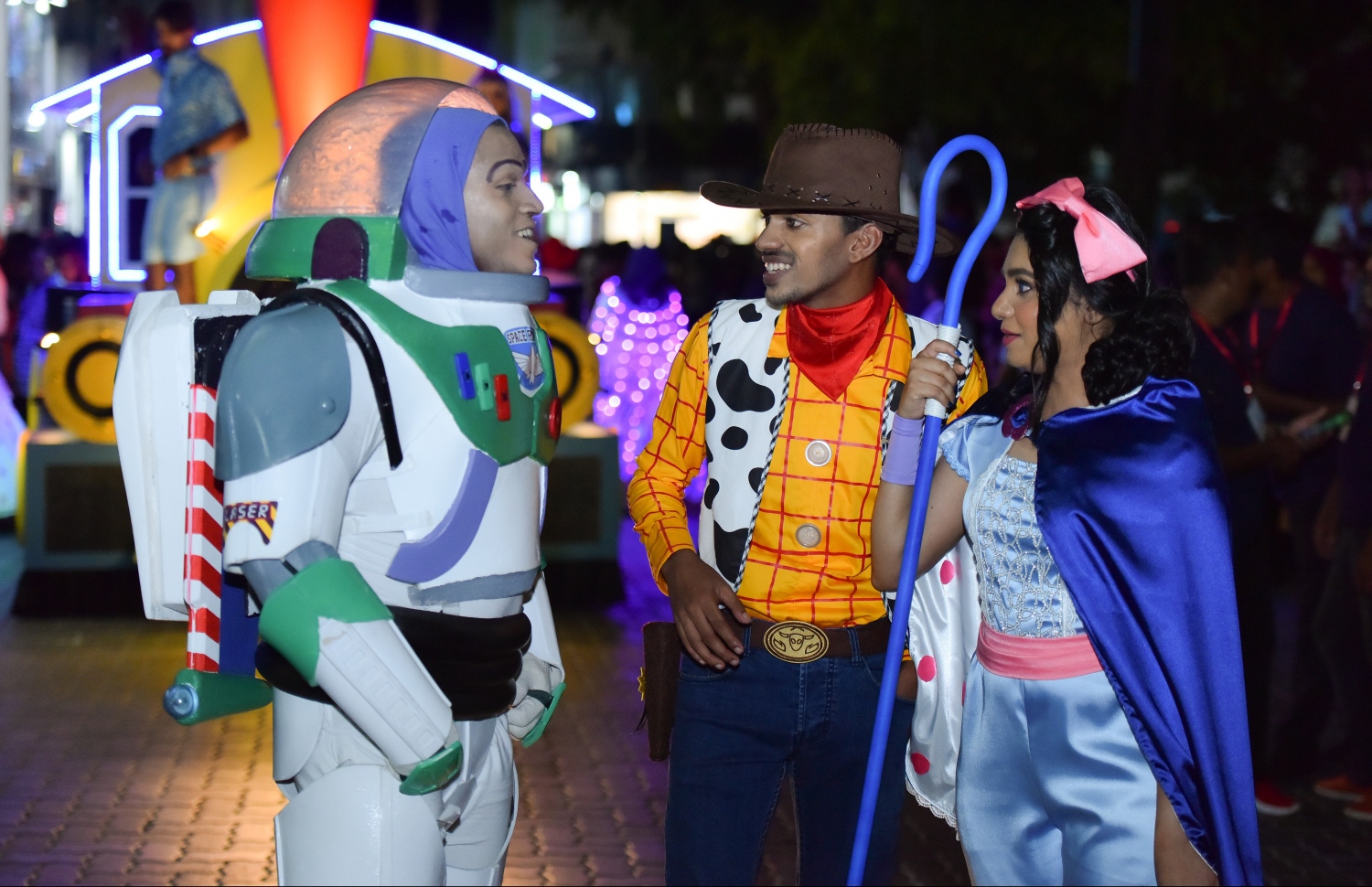 ސްޓެލްކޯގެ ޓޯއީ ސްޓޯރީ ޕެރޭޑްގައި ބައެއް ކެރެކްޓާތައް.---ފޮޓޯ: ހުސައިން ވަހީދު/މިހާރު