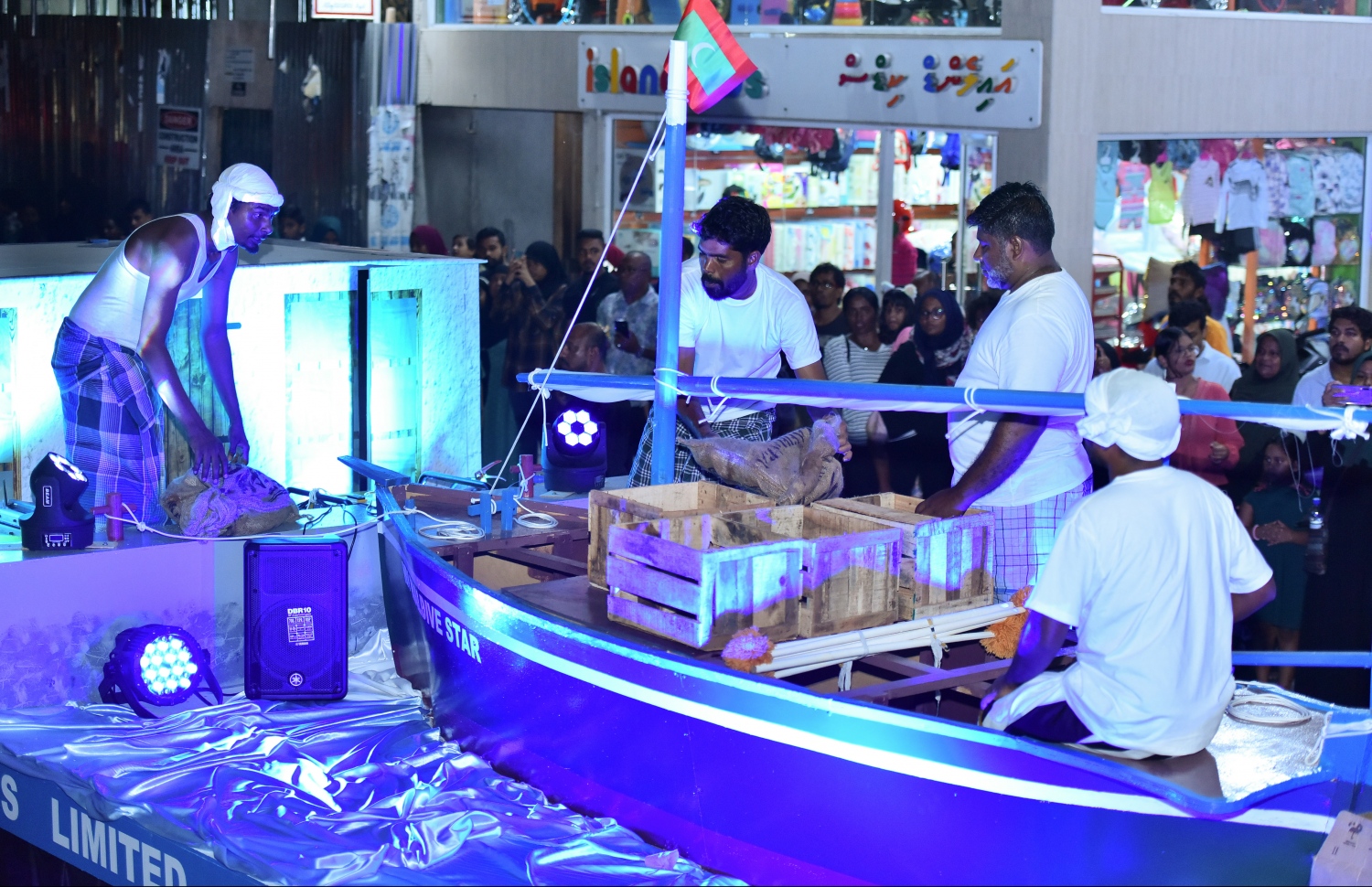 އެމްޕީއެލްގެ ފުޅަނދެއްގައި ކުޑަ ދޯންޏެއް. --- ފޮޓޯ: ހުސެއިން ވަހީދު/ މިހާރު