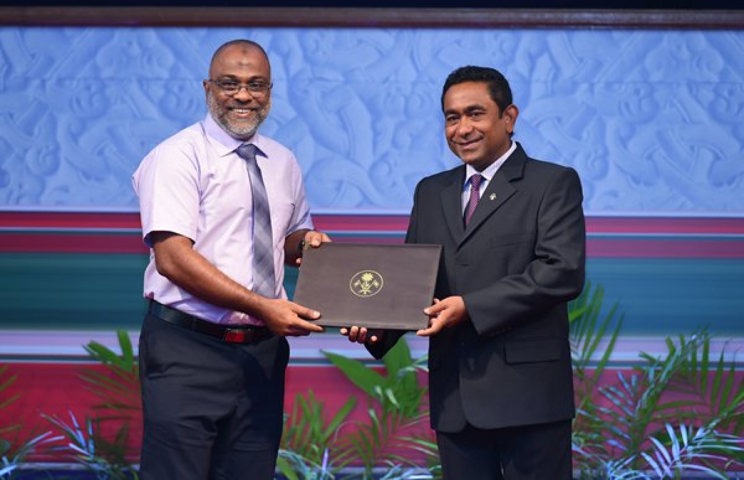 ފިއްޓޭ (ވ) އަށް ރައީސް ޔާމީން 2014 ވަނަ އަހަރު ގައުމީ އިނާމުގެ ލިޔުން ހަވާލުކުރައްވަނީ. --ފޮޓޯ: ރައީސް އޮފީސް