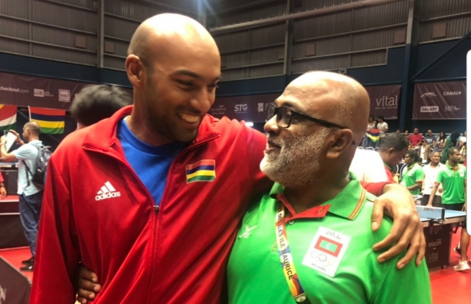 ފިއްޓޭ 2015 ގެ ގޭމްސްގައި ފަރުވާ ދިން މޮރިޝަސް ކުޅުންތެރިޔާ (ވ) އާ އެކު.