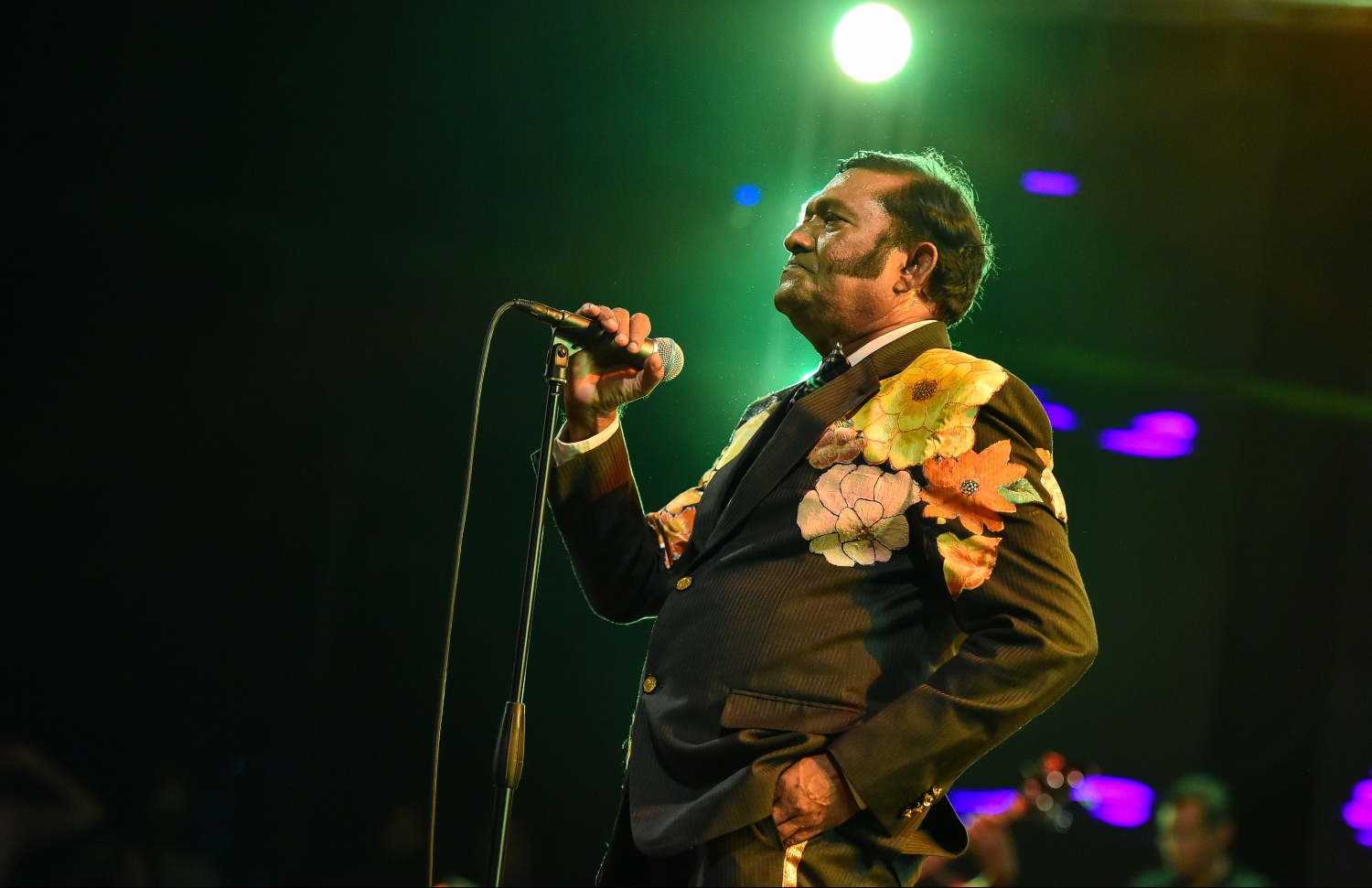 މާލެ: ޖުލައި 28، 2019- މި އަހަރުގެ މިނިވަން ދުވަހުގެ މުނާސަބަތުގައި "ދިވެހި ފަންނާނުންގެ މިއުޒިކީ އީދު" ގެ ނަމުގައި ކާނިވާ ސަރަހައްދުގައި ބޭއްވި މިއުޒިކް ޝޯގެ ތެރެއިން.---ފޮޓޯ: ހުސައިން ވަހީދު/މިހާރު