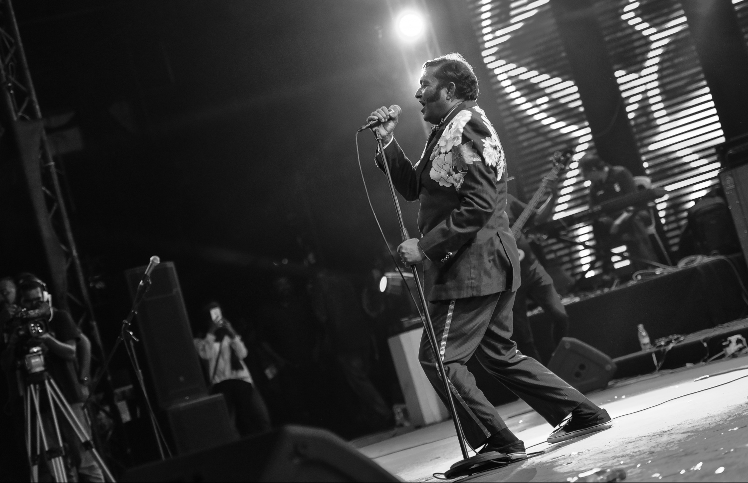 މާލެ: ޖުލައި 28، 2019- މި އަހަރުގެ މިނިވަން ދުވަހުގެ މުނާސަބަތުގައި "ދިވެހި ފަންނާނުންގެ މިއުޒިކީ އީދު" ގެ ނަމުގައި ކާނިވާ ސަރަހައްދުގައި ބޭއްވި މިއުޒިކް ޝޯގެ ތެރެއިން.---ފޮޓޯ: ހުސައިން ވަހީދު/މިހާރު