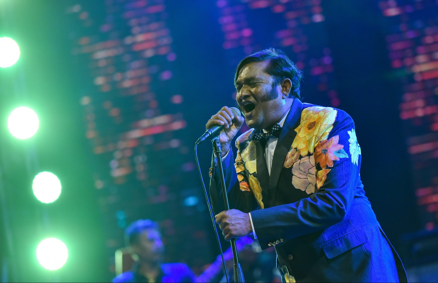 މާލެ: ޖުލައި 28، 2019- މި އަހަރުގެ މިނިވަން ދުވަހުގެ މުނާސަބަތުގައި "ދިވެހި ފަންނާނުންގެ މިއުޒިކީ އީދު" ގެ ނަމުގައި ކާނިވާ ސަރަހައްދުގައި ބޭއްވި މިއުޒިކް ޝޯގެ ތެރެއިން.---ފޮޓޯ: ހުސައިން ވަހީދު/މިހާރު