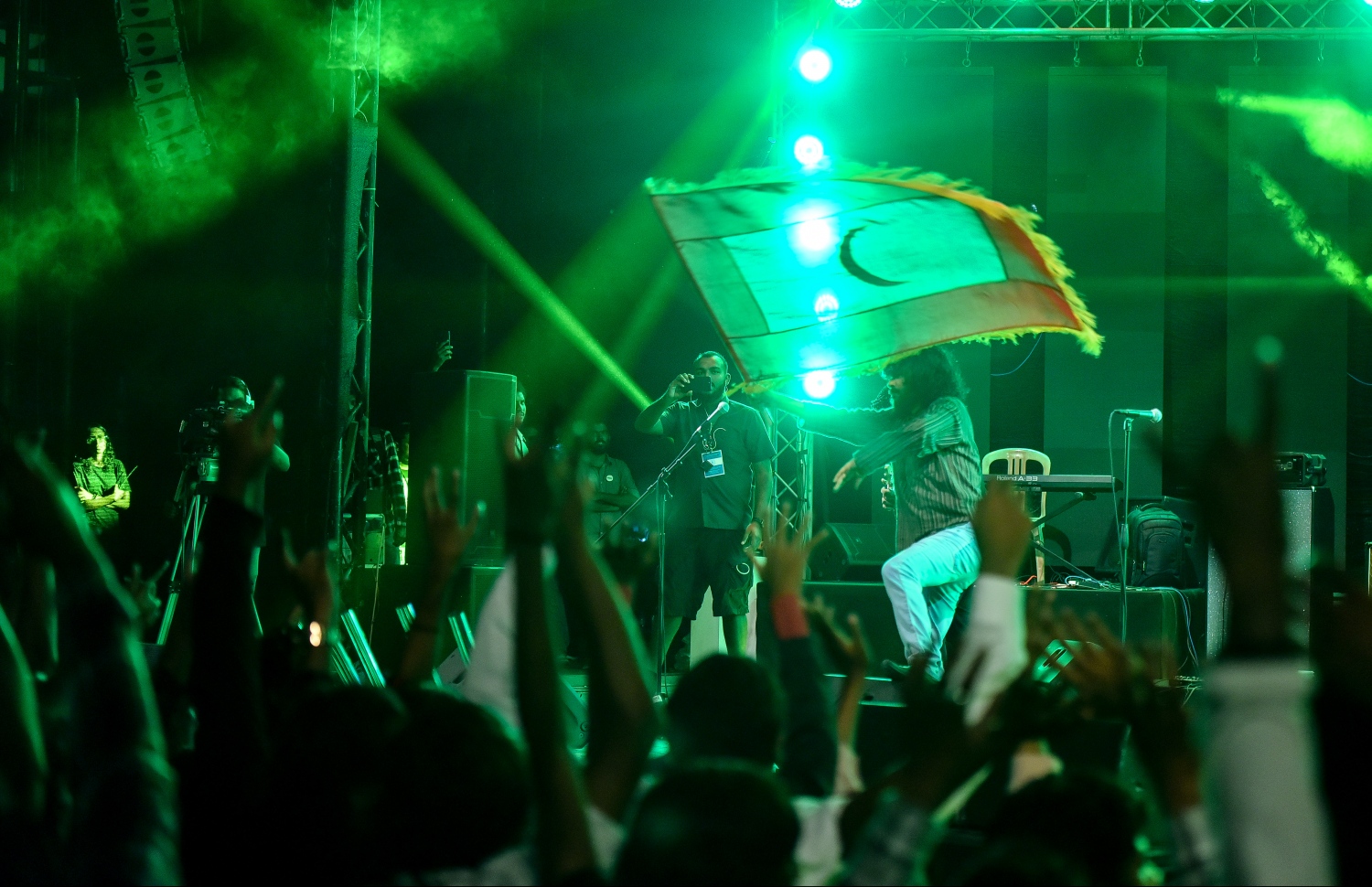 މާލެ: ޖުލައި 28، 2019- މި އަހަރުގެ މިނިވަން ދުވަހުގެ މުނާސަބަތުގައި "ދިވެހި ފަންނާނުންގެ މިއުޒިކީ އީދު" ގެ ނަމުގައި ކާނިވާ ސަރަހައްދުގައި ބޭއްވި މިއުޒިކް ޝޯގެ ތެރެއިން.---ފޮޓޯ: ހުސައިން ވަހީދު/މިހާރު