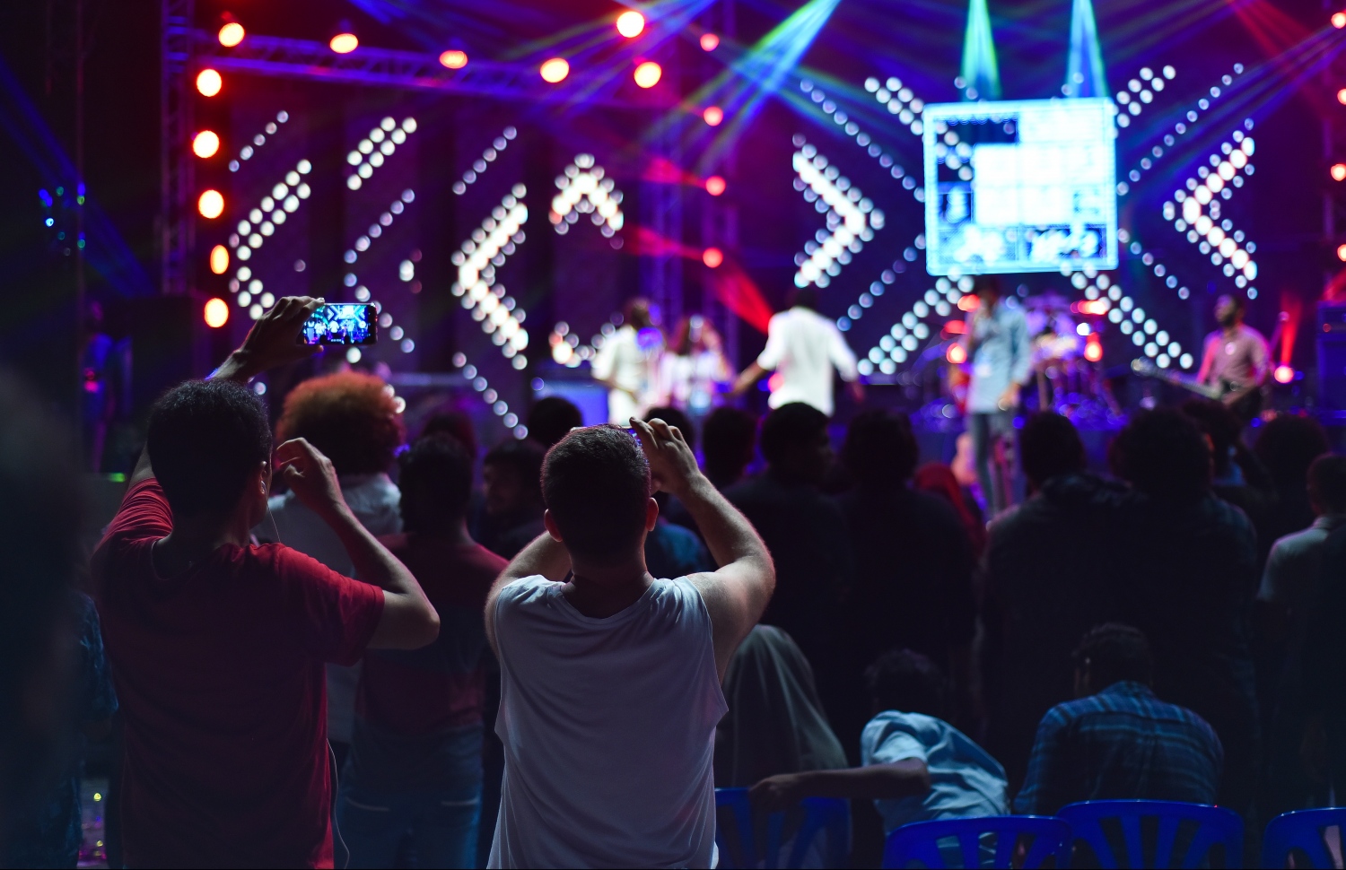 މާލެ: ޖުލައި 28، 2019- މި އަހަރުގެ މިނިވަން ދުވަހުގެ މުނާސަބަތުގައި "ދިވެހި ފަންނާނުންގެ މިއުޒިކީ އީދު" ގެ ނަމުގައި ކާނިވާ ސަރަހައްދުގައި ބޭއްވި މިއުޒިކް ޝޯގެ ތެރެއިން.---ފޮޓޯ: ހުސައިން ވަހީދު/މިހާރު