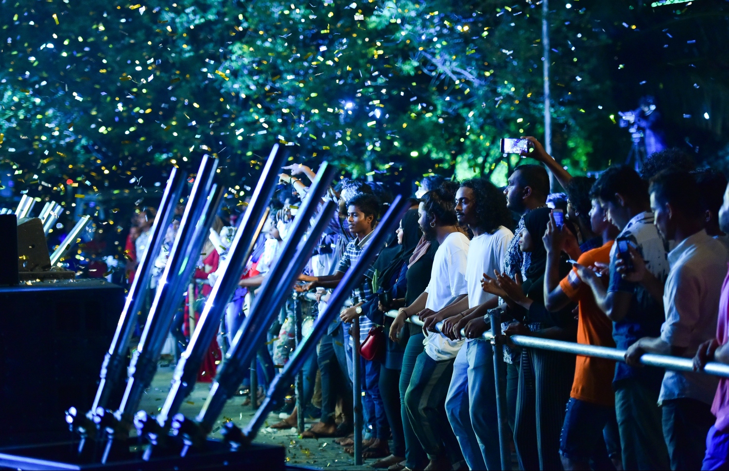 މާލެ: ޖުލައި 28، 2019- މި އަހަރުގެ މިނިވަން ދުވަހުގެ މުނާސަބަތުގައި "ދިވެހި ފަންނާނުންގެ މިއުޒިކީ އީދު" ގެ ނަމުގައި ކާނިވާ ސަރަހައްދުގައި ބޭއްވި މިއުޒިކް ޝޯގެ ތެރެއިން.---ފޮޓޯ: ހުސައިން ވަހީދު/މިހާރު