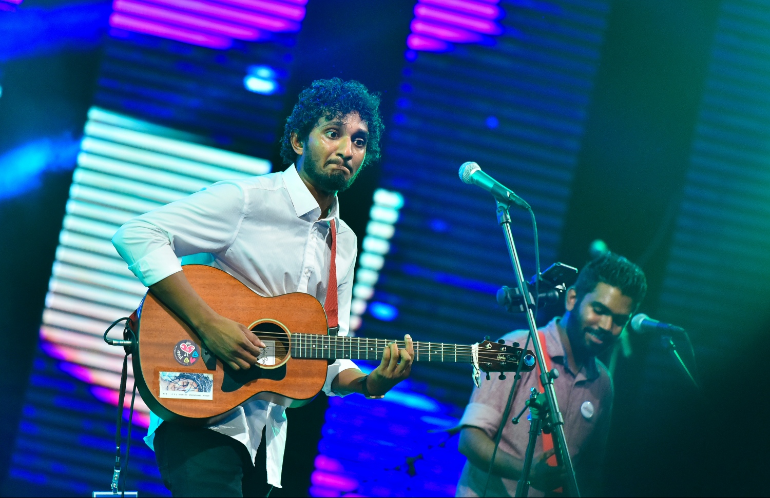 މާލެ: ޖުލައި 28، 2019- މި އަހަރުގެ މިނިވަން ދުވަހުގެ މުނާސަބަތުގައި "ދިވެހި ފަންނާނުންގެ މިއުޒިކީ އީދު" ގެ ނަމުގައި ކާނިވާ ސަރަހައްދުގައި ބޭއްވި މިއުޒިކް ޝޯގެ ތެރެއިން.---ފޮޓޯ: ހުސައިން ވަހީދު/މިހާރު