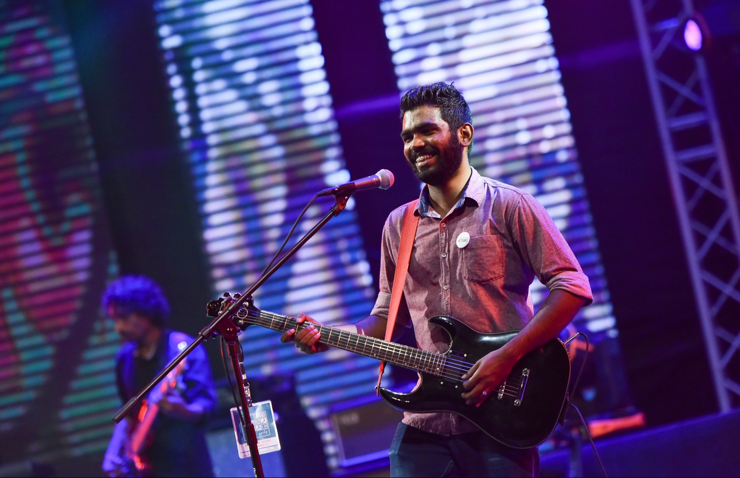 މާލެ: ޖުލައި 28، 2019- މި އަހަރުގެ މިނިވަން ދުވަހުގެ މުނާސަބަތުގައި "ދިވެހި ފަންނާނުންގެ މިއުޒިކީ އީދު" ގެ ނަމުގައި ކާނިވާ ސަރަހައްދުގައި ބޭއްވި މިއުޒިކް ޝޯގެ ތެރެއިން.---ފޮޓޯ: ހުސައިން ވަހީދު/މިހާރު