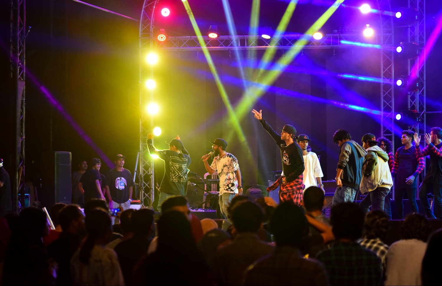 މާލެ: ޖުލައި 28، 2019- މި އަހަރުގެ މިނިވަން ދުވަހުގެ މުނާސަބަތުގައި "ދިވެހި ފަންނާނުންގެ މިއުޒިކީ އީދު" ގެ ނަމުގައި ކާނިވާ ސަރަހައްދުގައި ބޭއްވި މިއުޒިކް ޝޯގެ ތެރެއިން.---ފޮޓޯ: ހުސައިން ވަހީދު/މިހާރު