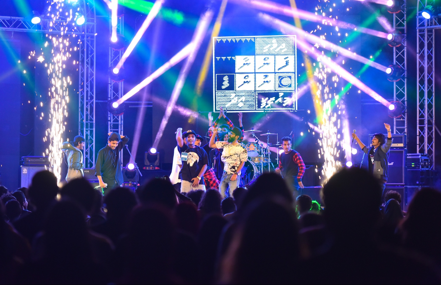 މާލެ: ޖުލައި 28، 2019- މި އަހަރުގެ މިނިވަން ދުވަހުގެ މުނާސަބަތުގައި "ދިވެހި ފަންނާނުންގެ މިއުޒިކީ އީދު" ގެ ނަމުގައި ކާނިވާ ސަރަހައްދުގައި ބޭއްވި މިއުޒިކް ޝޯގެ ތެރެއިން.---ފޮޓޯ: ހުސައިން ވަހީދު/މިހާރު