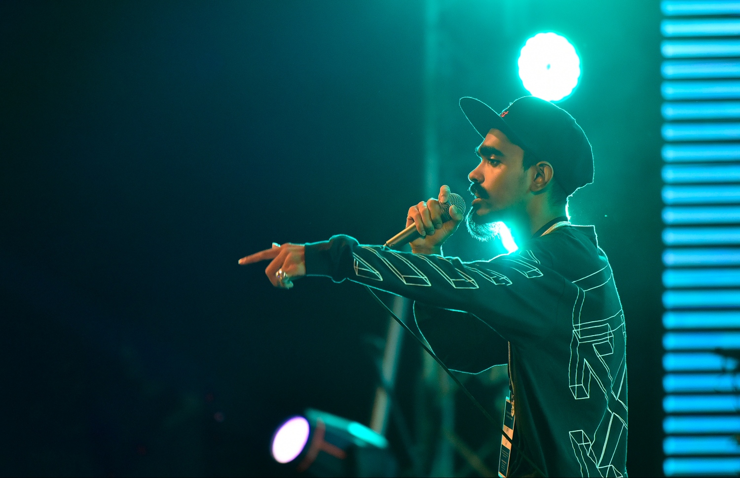 މާލެ: ޖުލައި 28، 2019- މި އަހަރުގެ މިނިވަން ދުވަހުގެ މުނާސަބަތުގައި "ދިވެހި ފަންނާނުންގެ މިއުޒިކީ އީދު" ގެ ނަމުގައި ކާނިވާ ސަރަހައްދުގައި ބޭއްވި މިއުޒިކް ޝޯގެ ތެރެއިން.---ފޮޓޯ: ހުސައިން ވަހީދު/މިހާރު